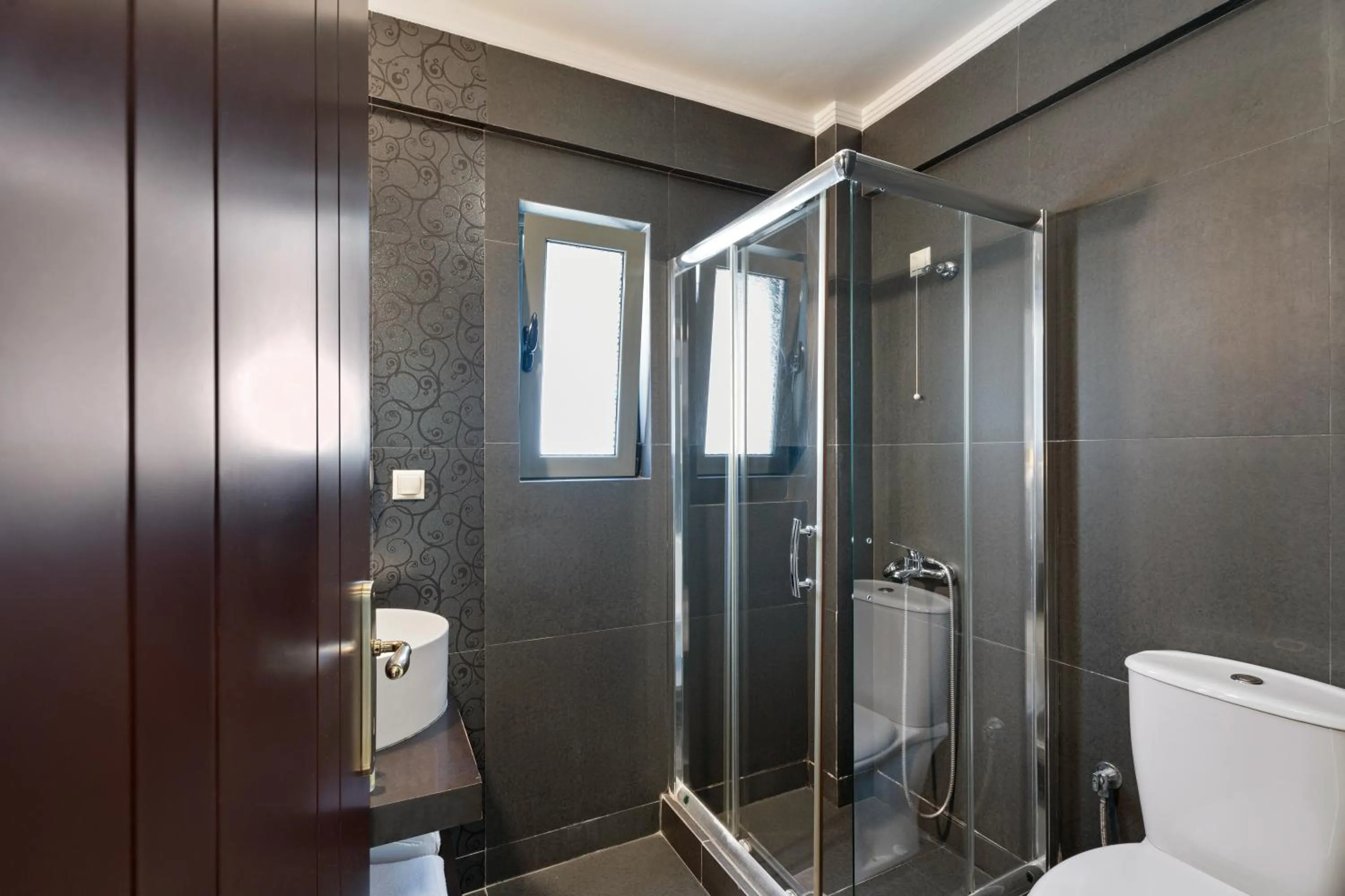 Shower in Aerinon Guesthouse