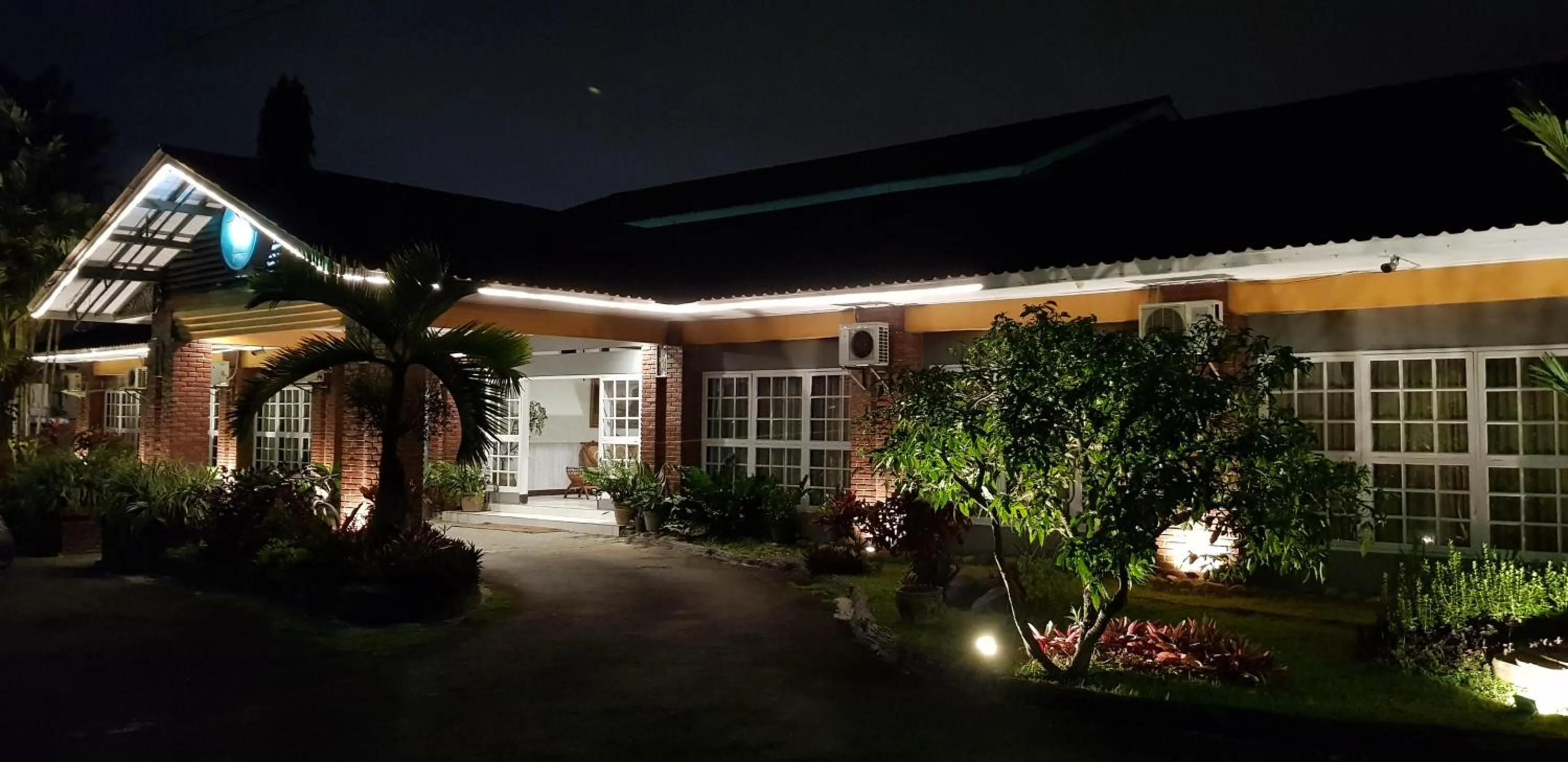 Facade/entrance in Mandalawangi Hotel Syariah