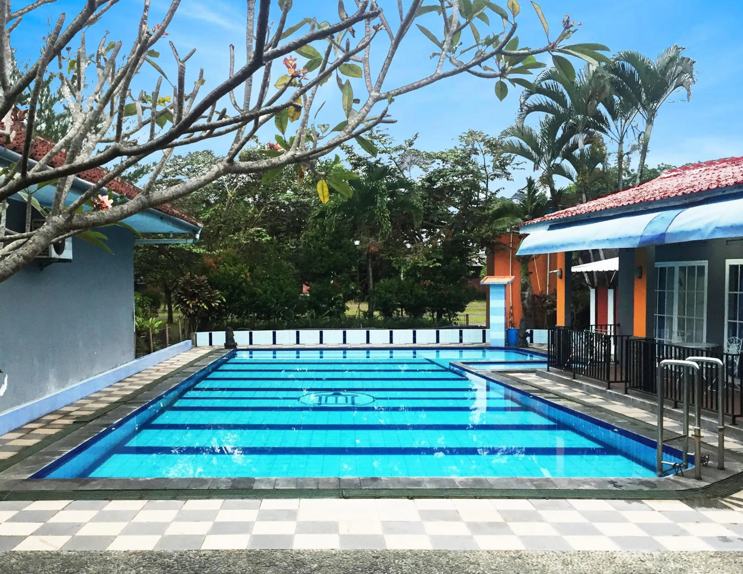 Swimming pool in Mandalawangi Hotel Syariah