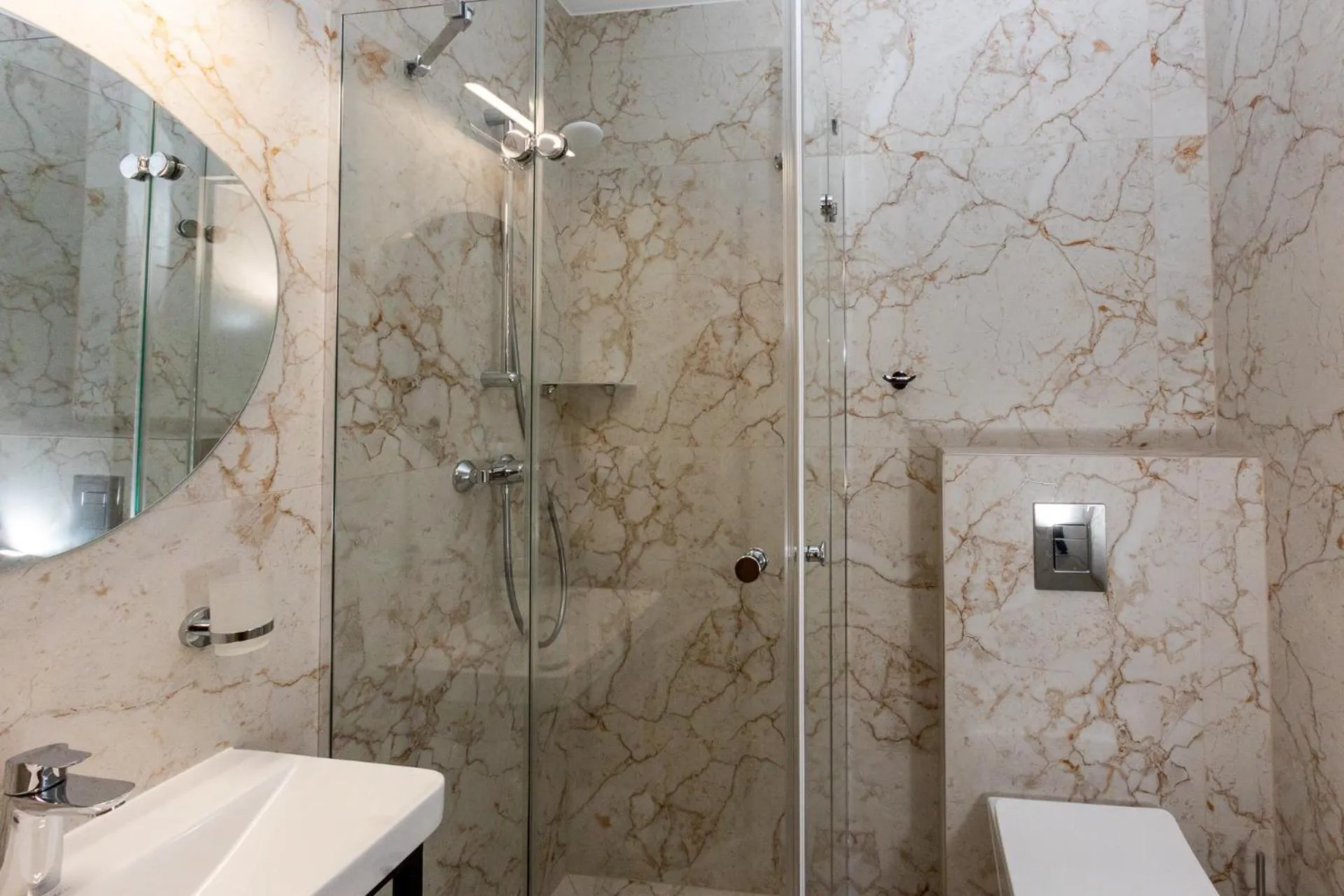 Shower in Willa Bystry Potok