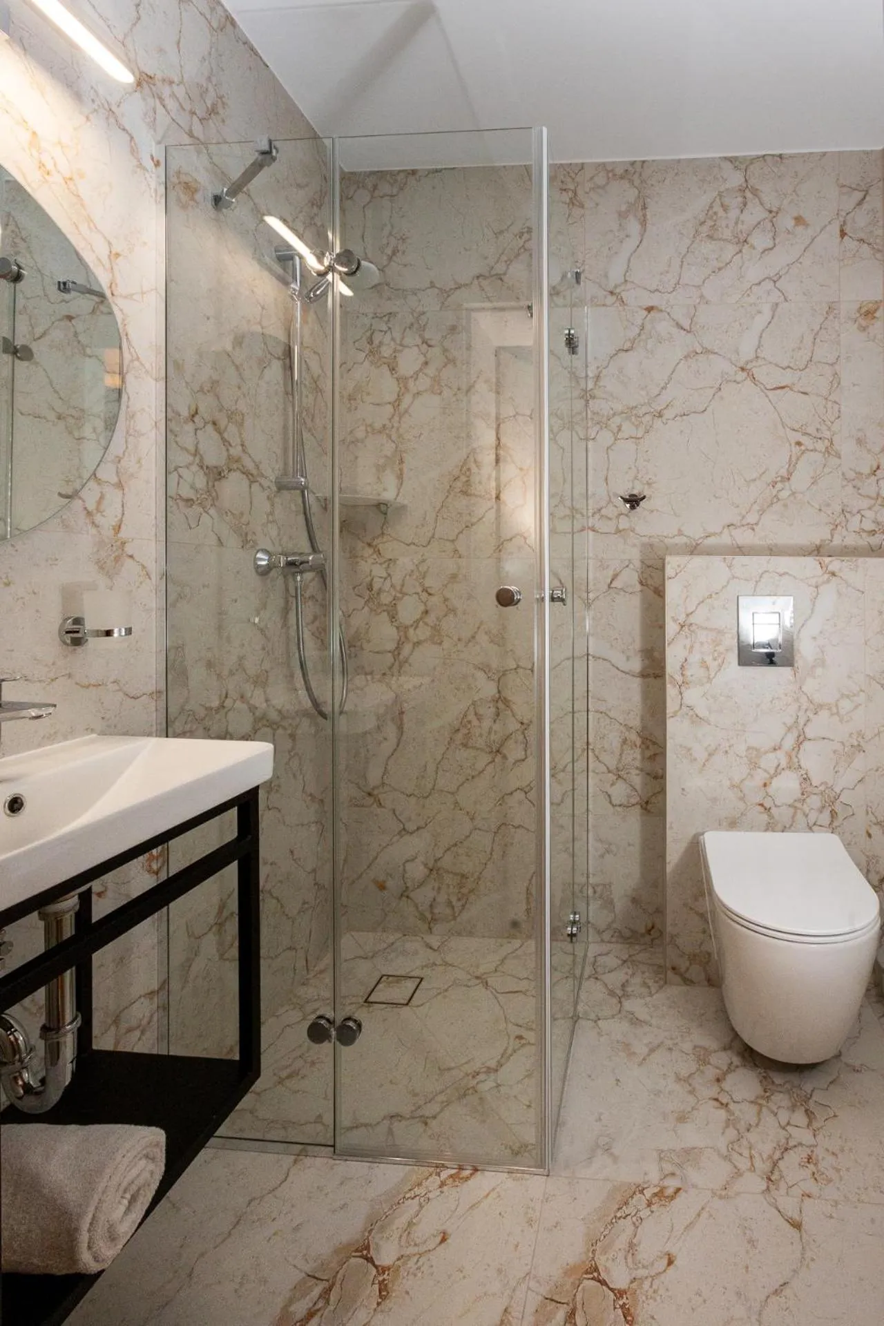 Shower in Willa Bystry Potok