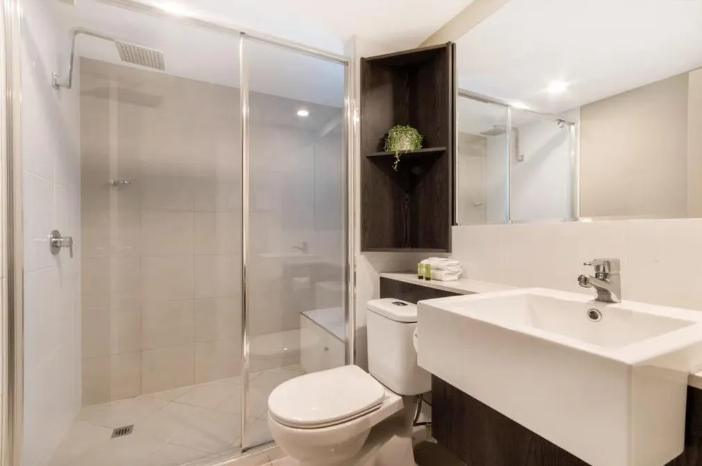 Shower in Alivio Hotel Cairns