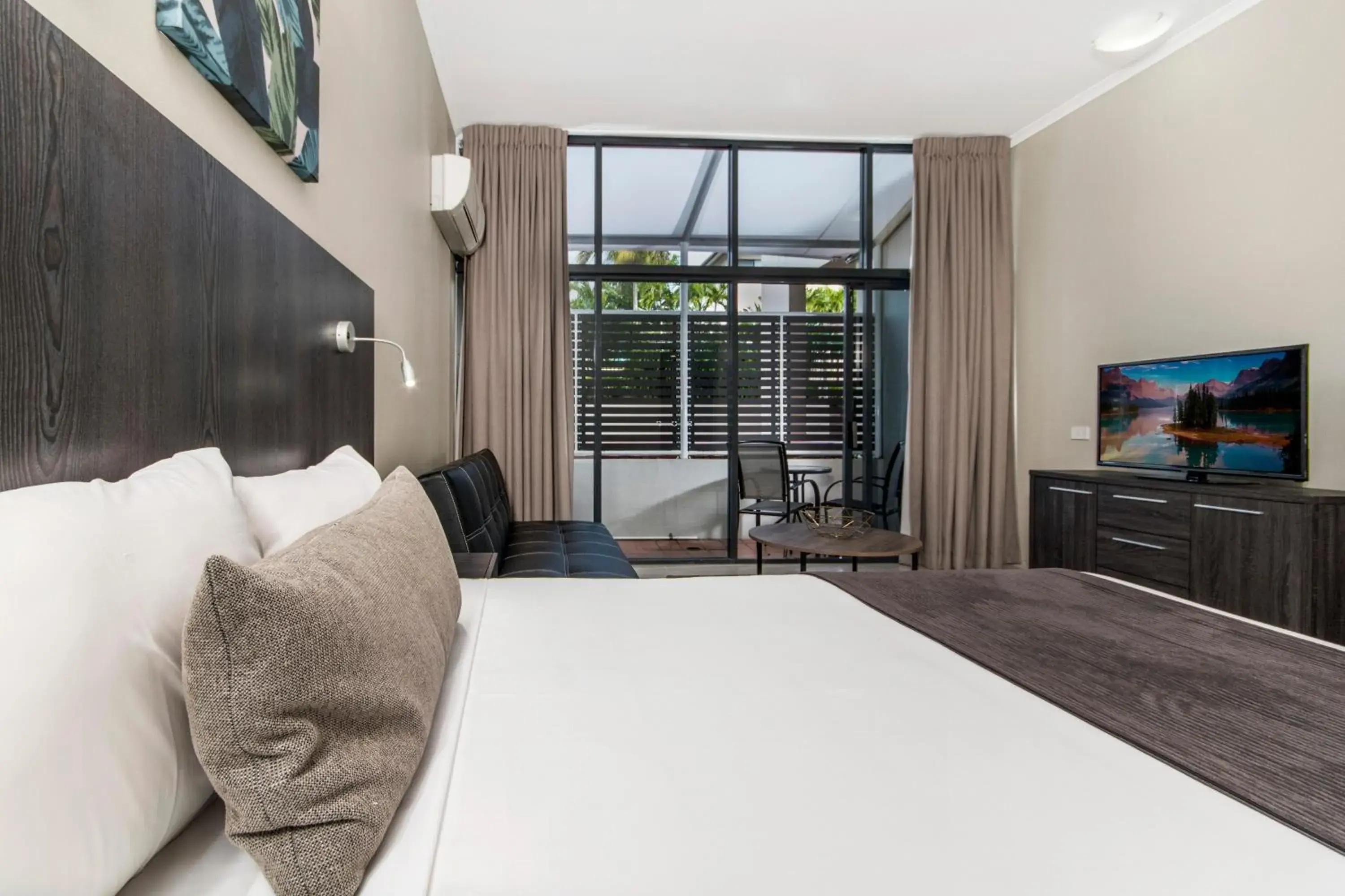 Standard Queen Room in Alivio Hotel Cairns Standard Queen Room in Alivio Hotel Cairns