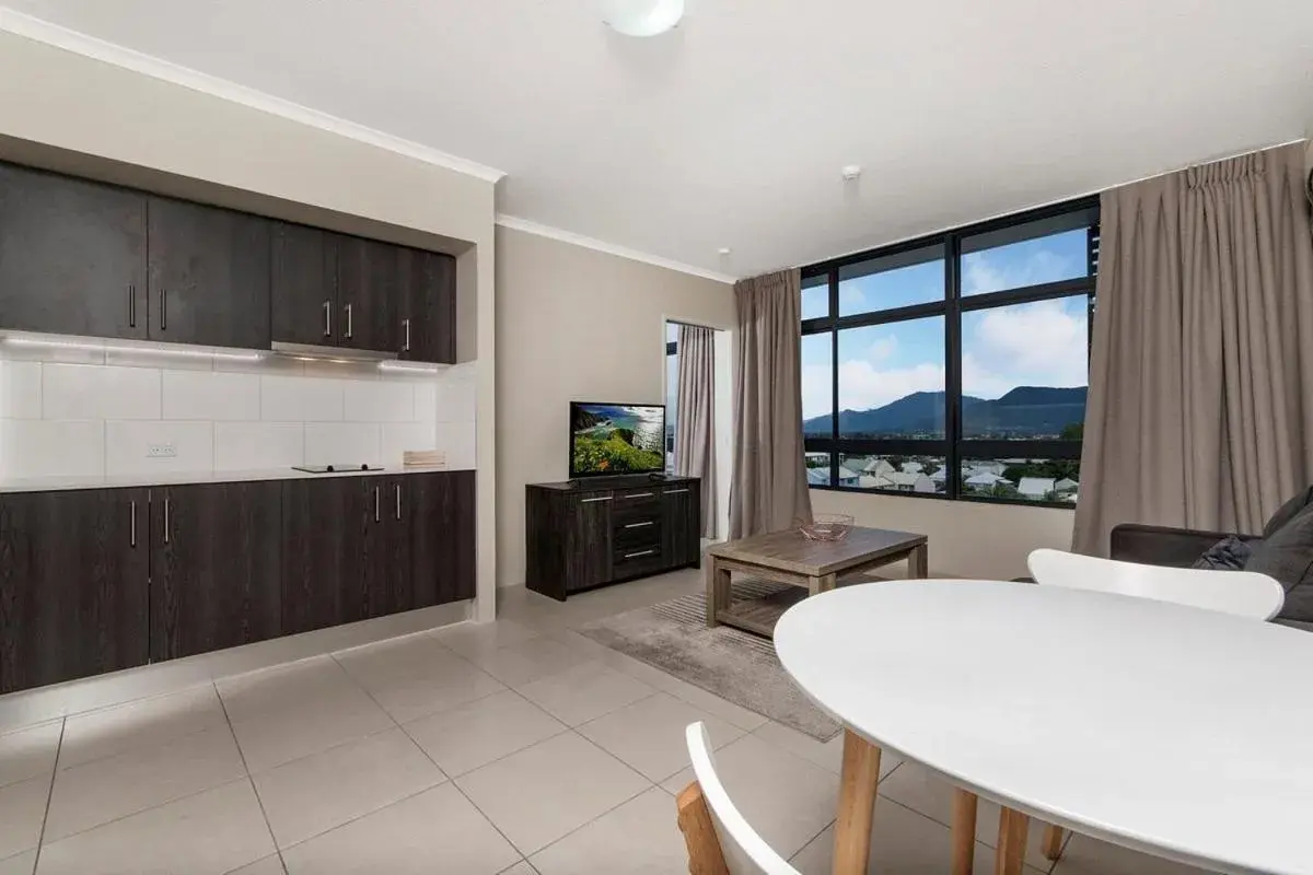 1 bedroom apartment (mountain view) in Alivio Hotel Cairns 1 bedroom apartment (mountain view) in Alivio Hotel Cairns