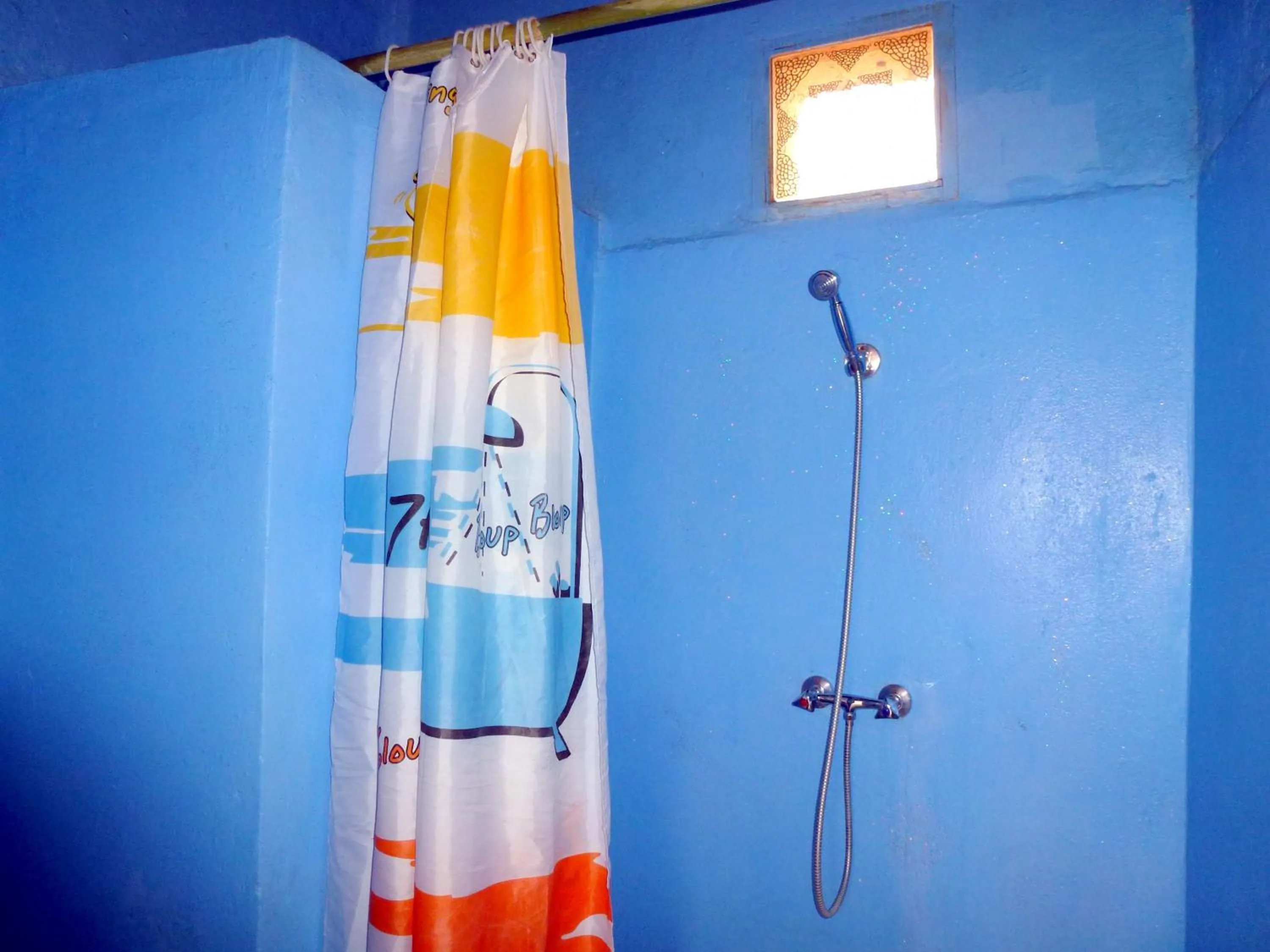 Shower in La Vallée des Dunes - Auberge, randonnées et circuits