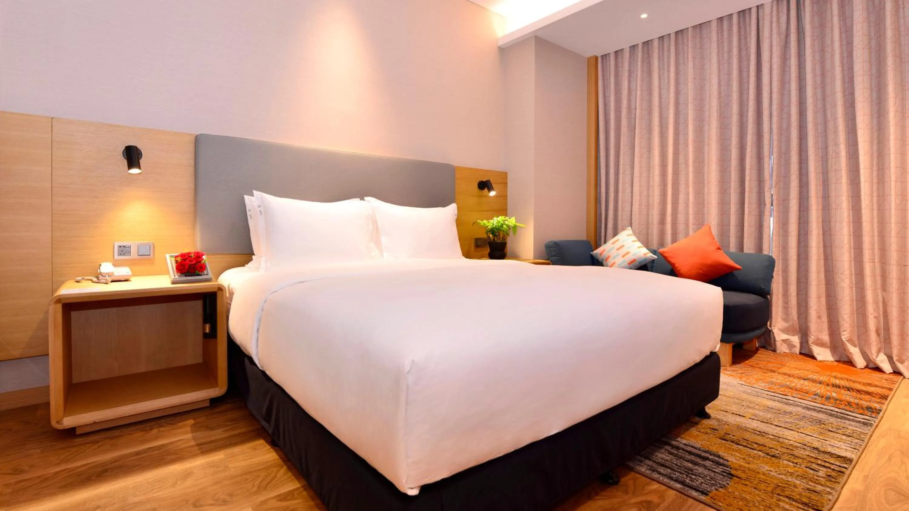 Photo of the whole room, Bed in Holiday Inn Express Luanchuan by IHG