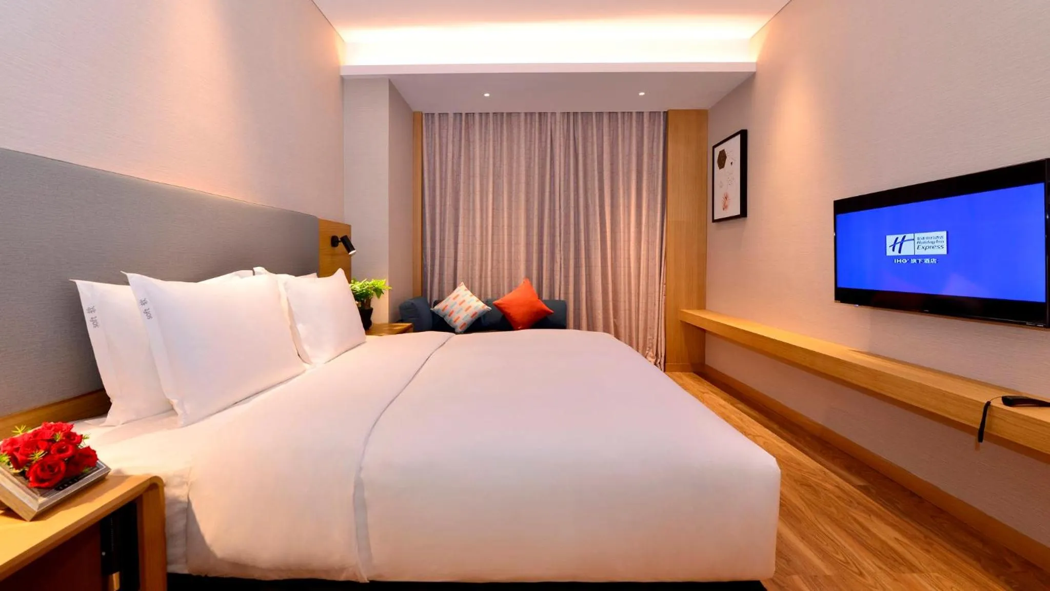 Photo of the whole room, Bed in Holiday Inn Express Luanchuan by IHG
