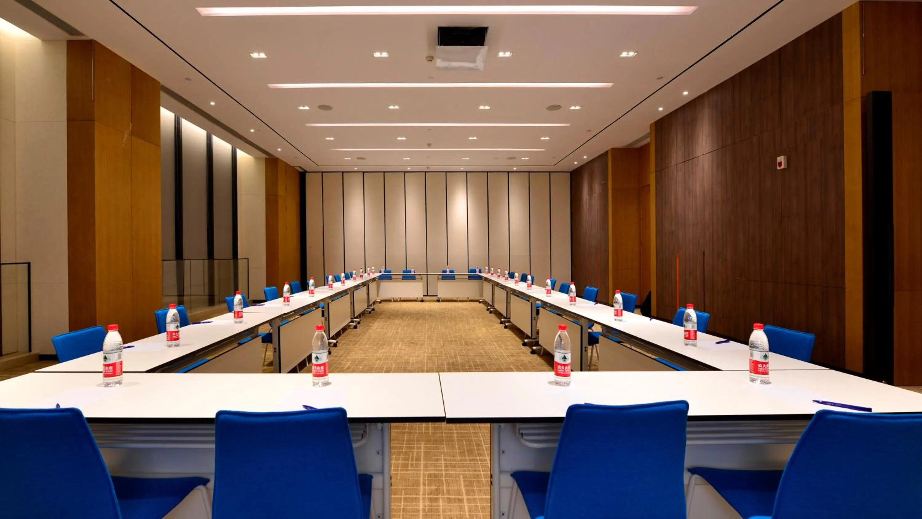 Meeting/conference room in Holiday Inn Express Luanchuan by IHG