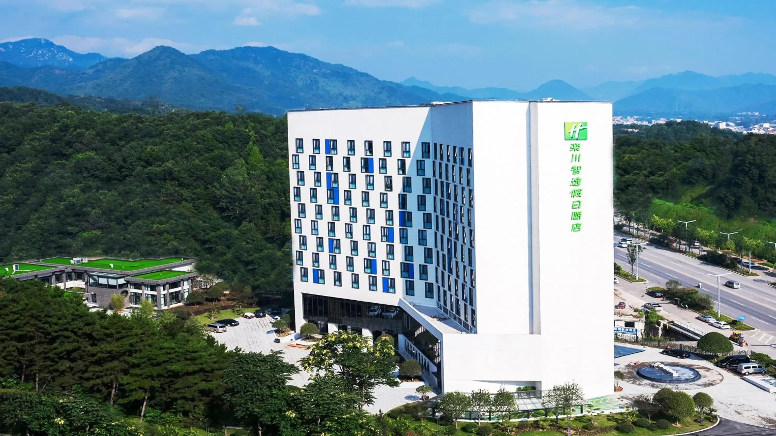Property building in Holiday Inn Express Luanchuan by IHG Property building in Holiday Inn Express Luanchuan by IHG