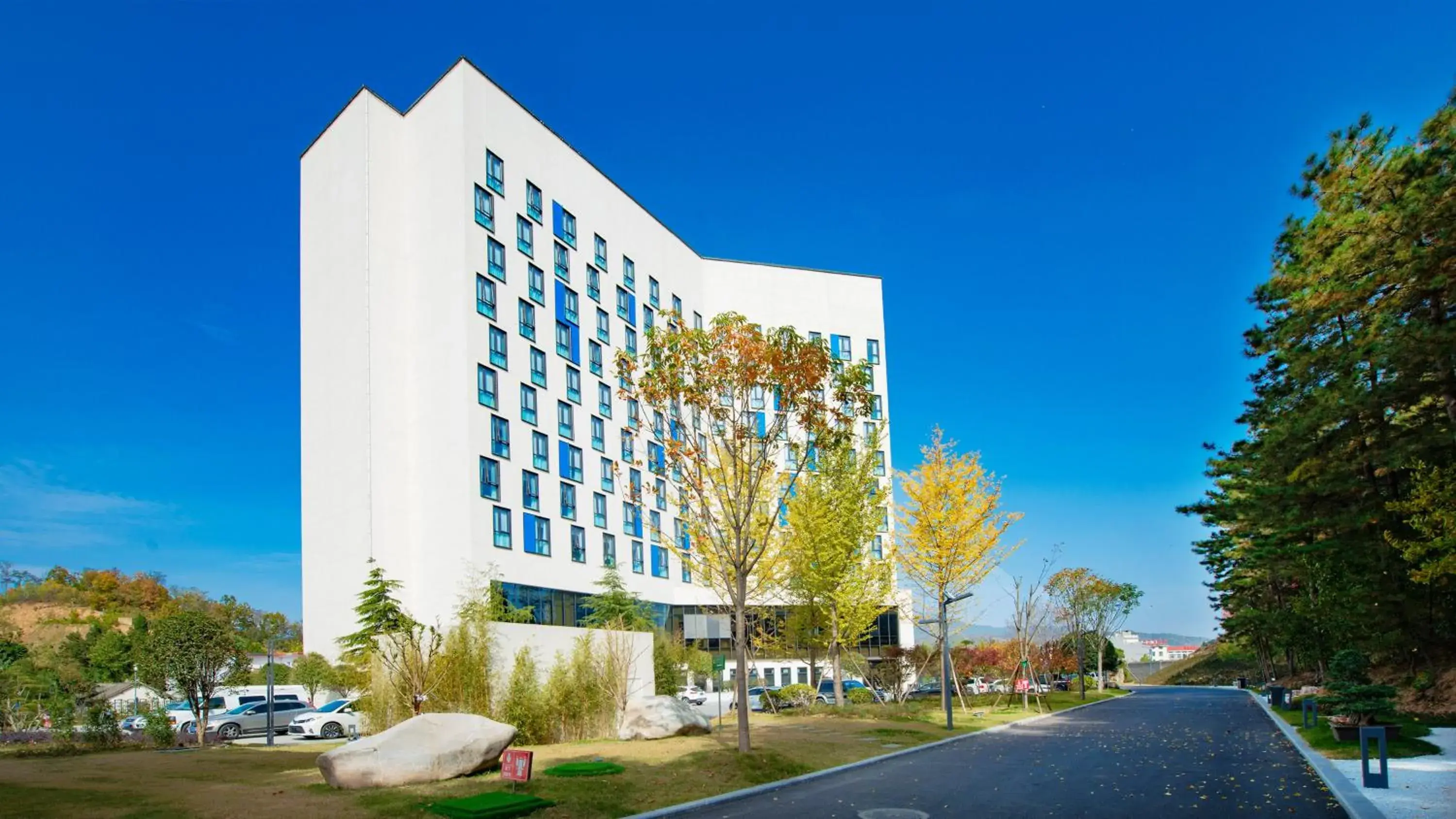 Property building in Holiday Inn Express Luanchuan by IHG Property building in Holiday Inn Express Luanchuan by IHG