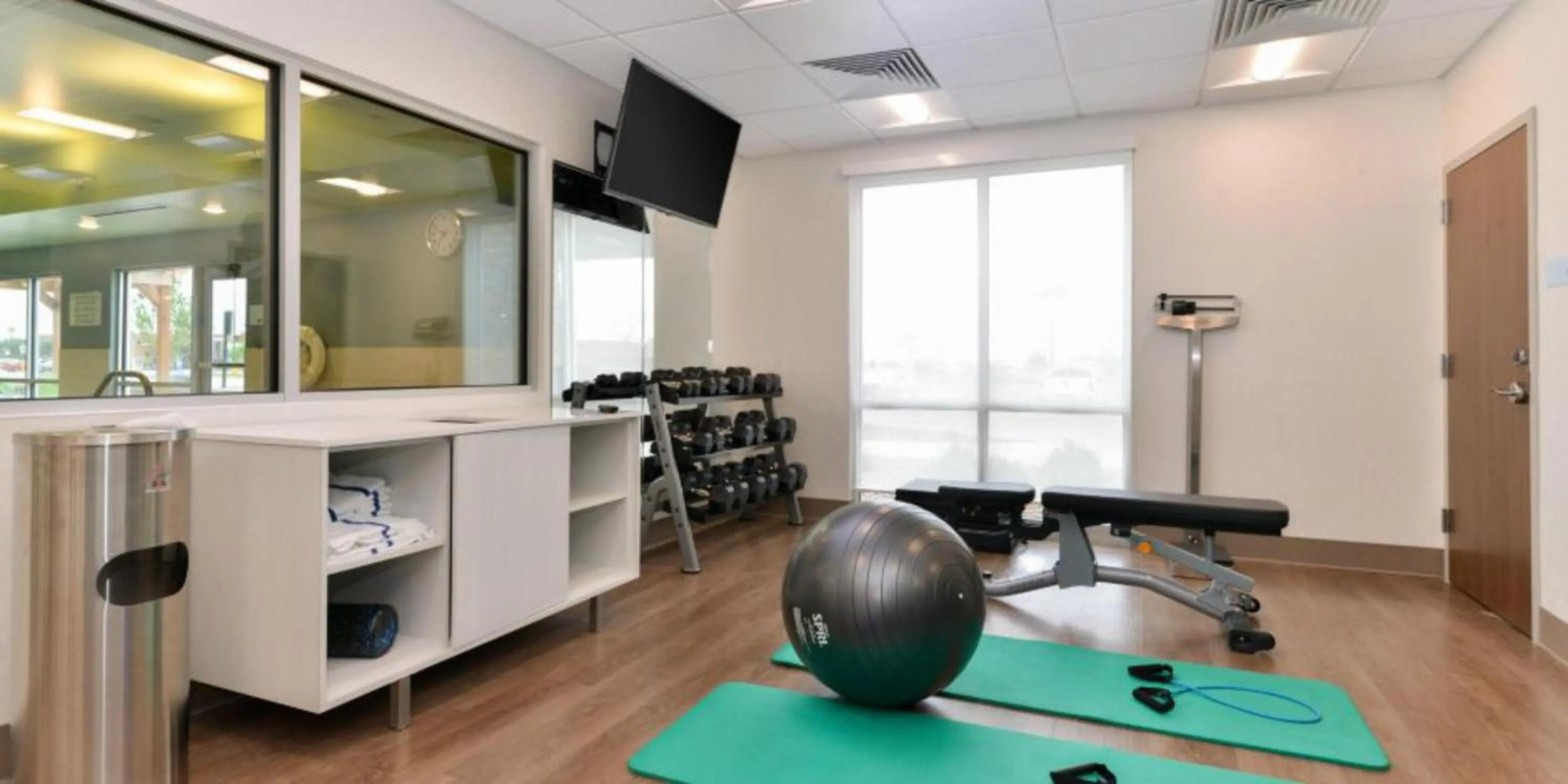 Fitness centre/facilities in Holiday Inn Express - Alliance by IHG