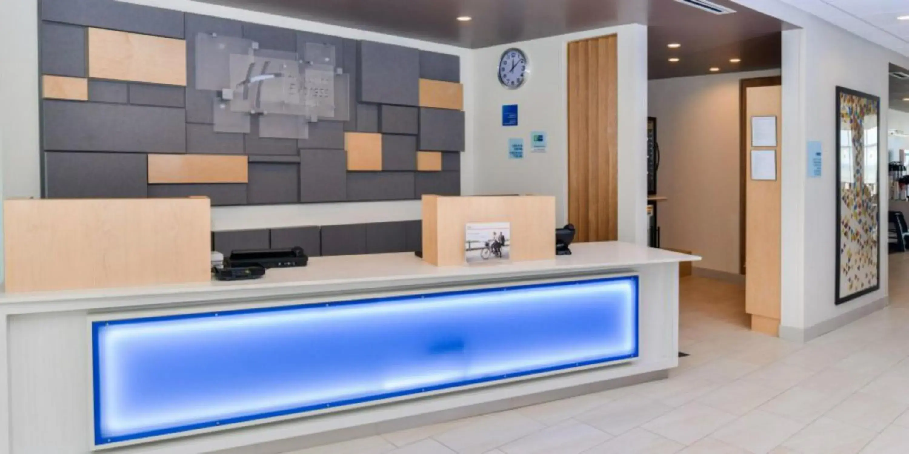 Property building in Holiday Inn Express - Alliance by IHG Property building in Holiday Inn Express - Alliance by IHG