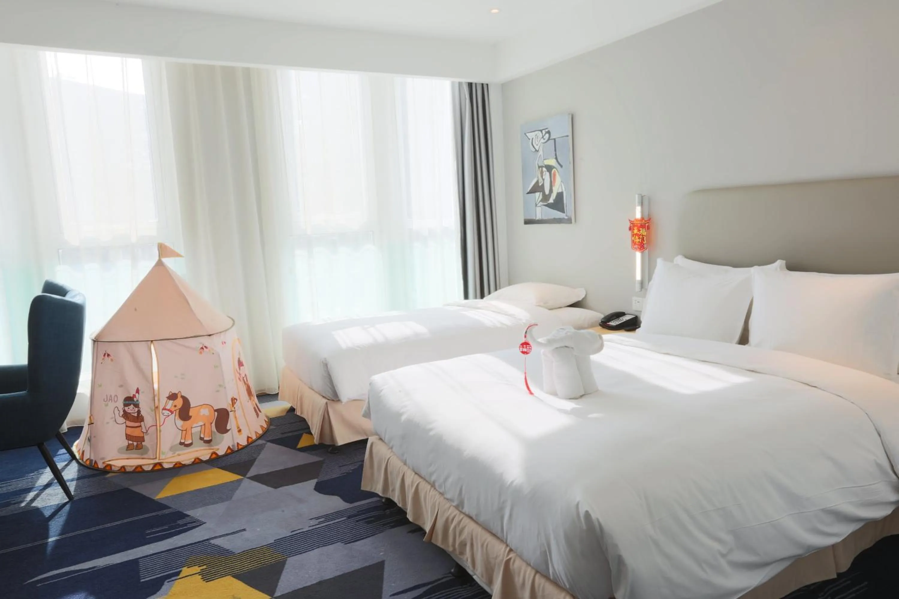 Photo of the whole room, Bed in Holiday Inn Express - Qingdao West Coast by IHG