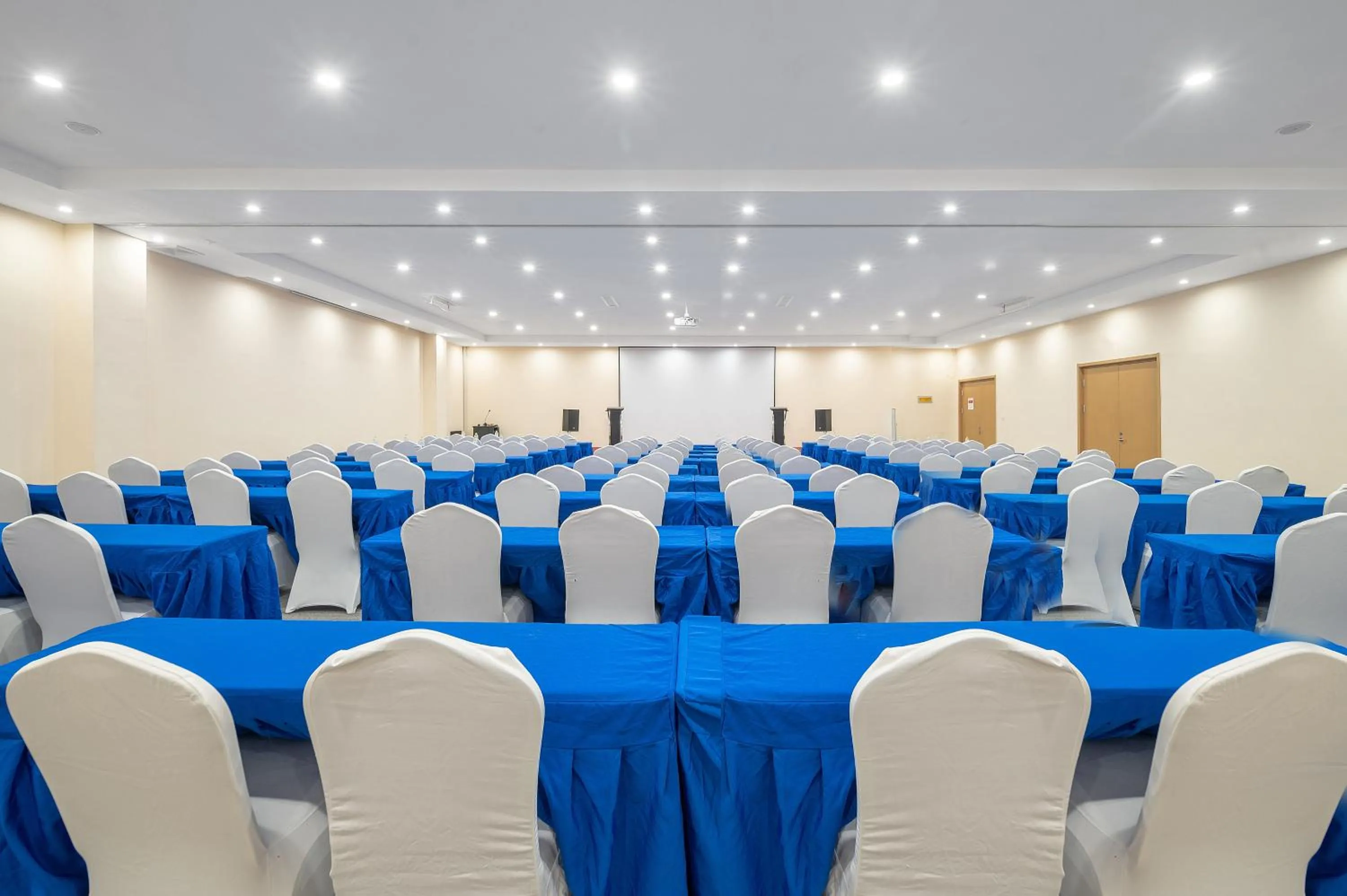 Meeting/conference room in Holiday Inn Express - Qingdao West Coast by IHG