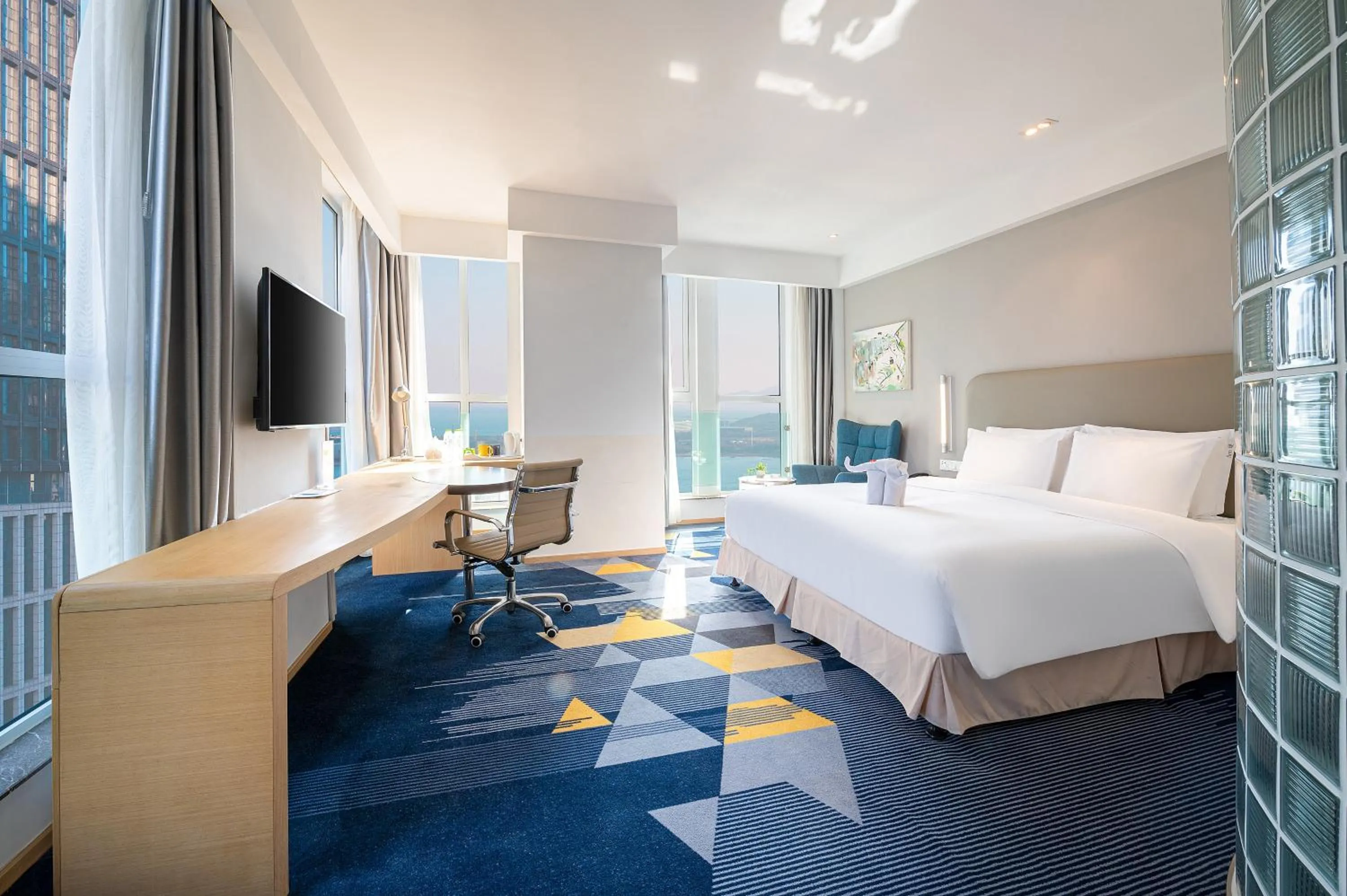 Bedroom, Bed in Holiday Inn Express - Qingdao West Coast by IHG