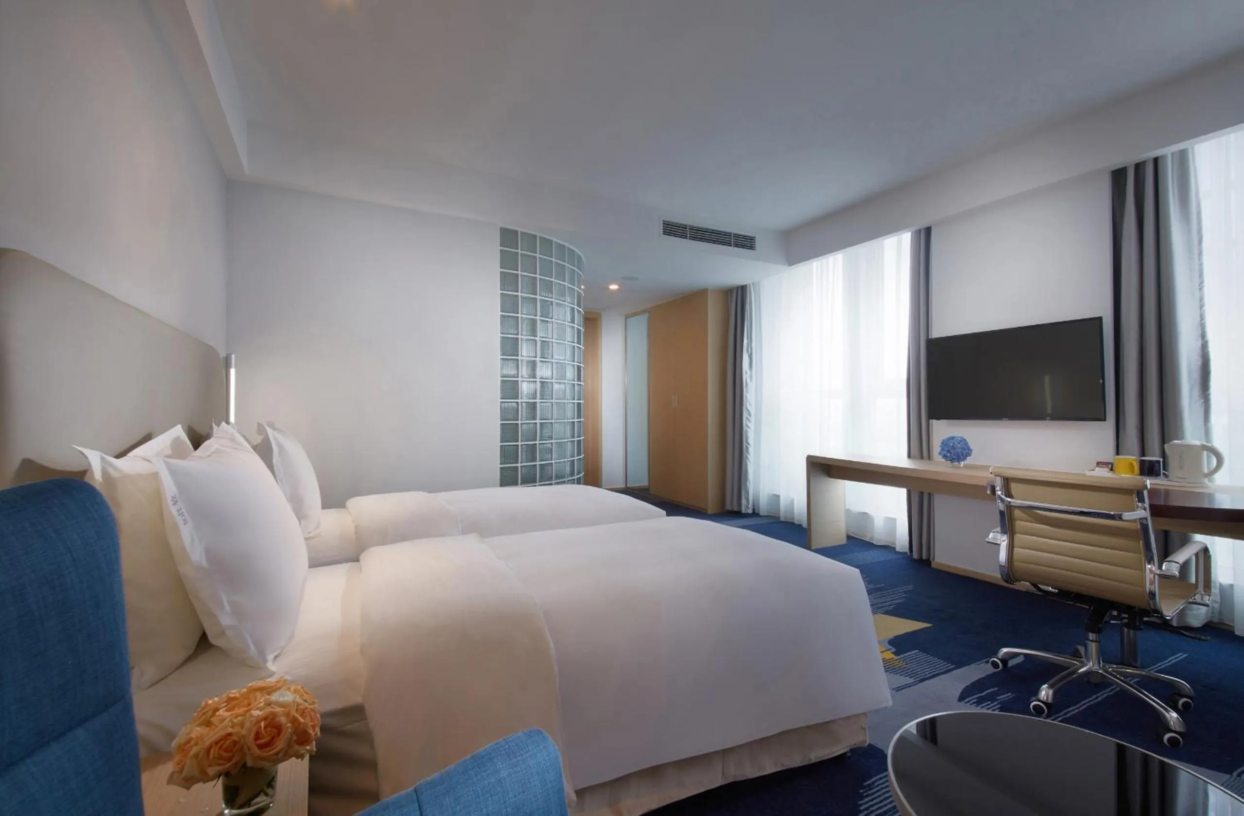 Photo of the whole room, Bed in Holiday Inn Express - Qingdao West Coast by IHG