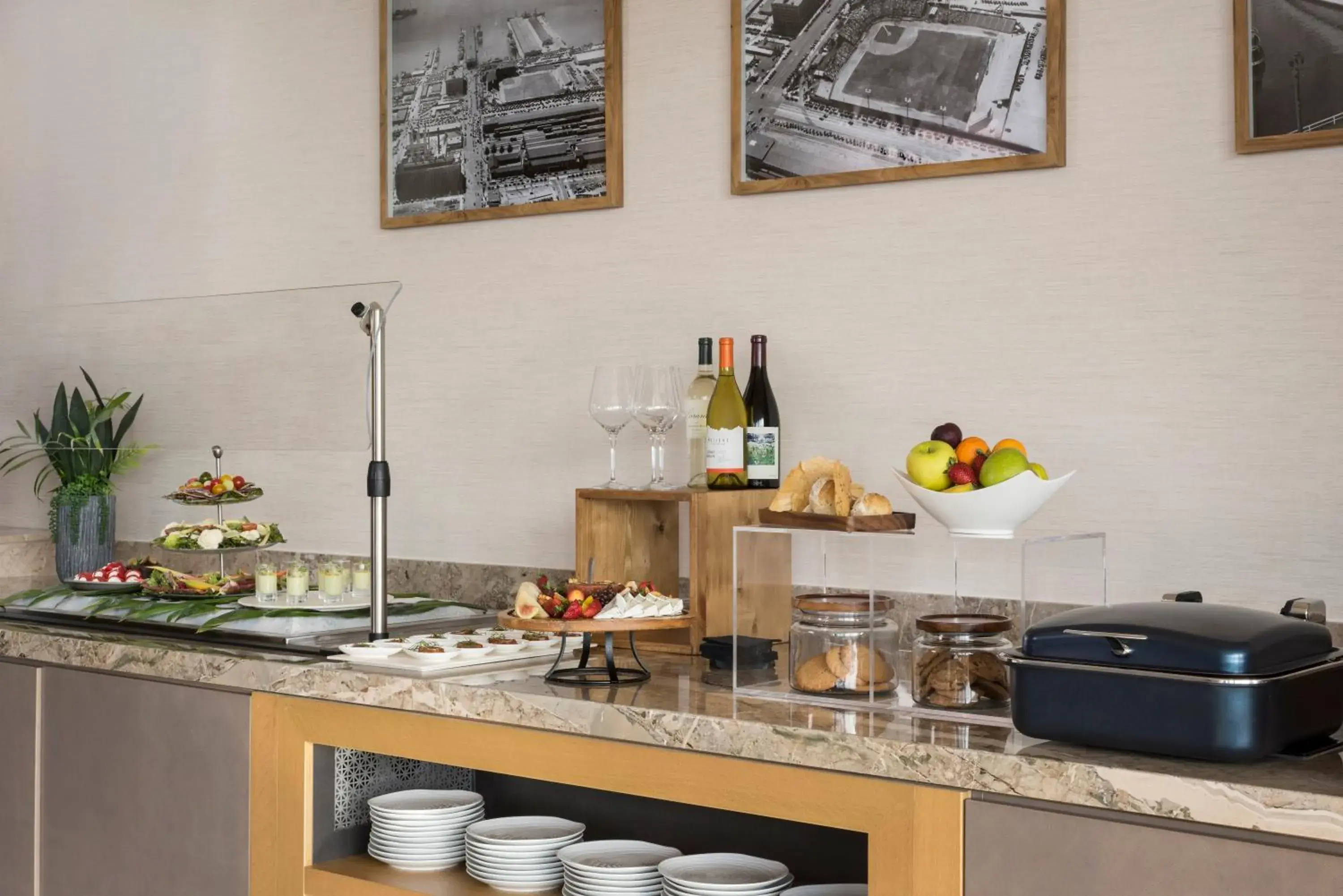 Lounge or bar in InterContinental San Diego by IHG Lounge or bar in InterContinental San Diego by IHG