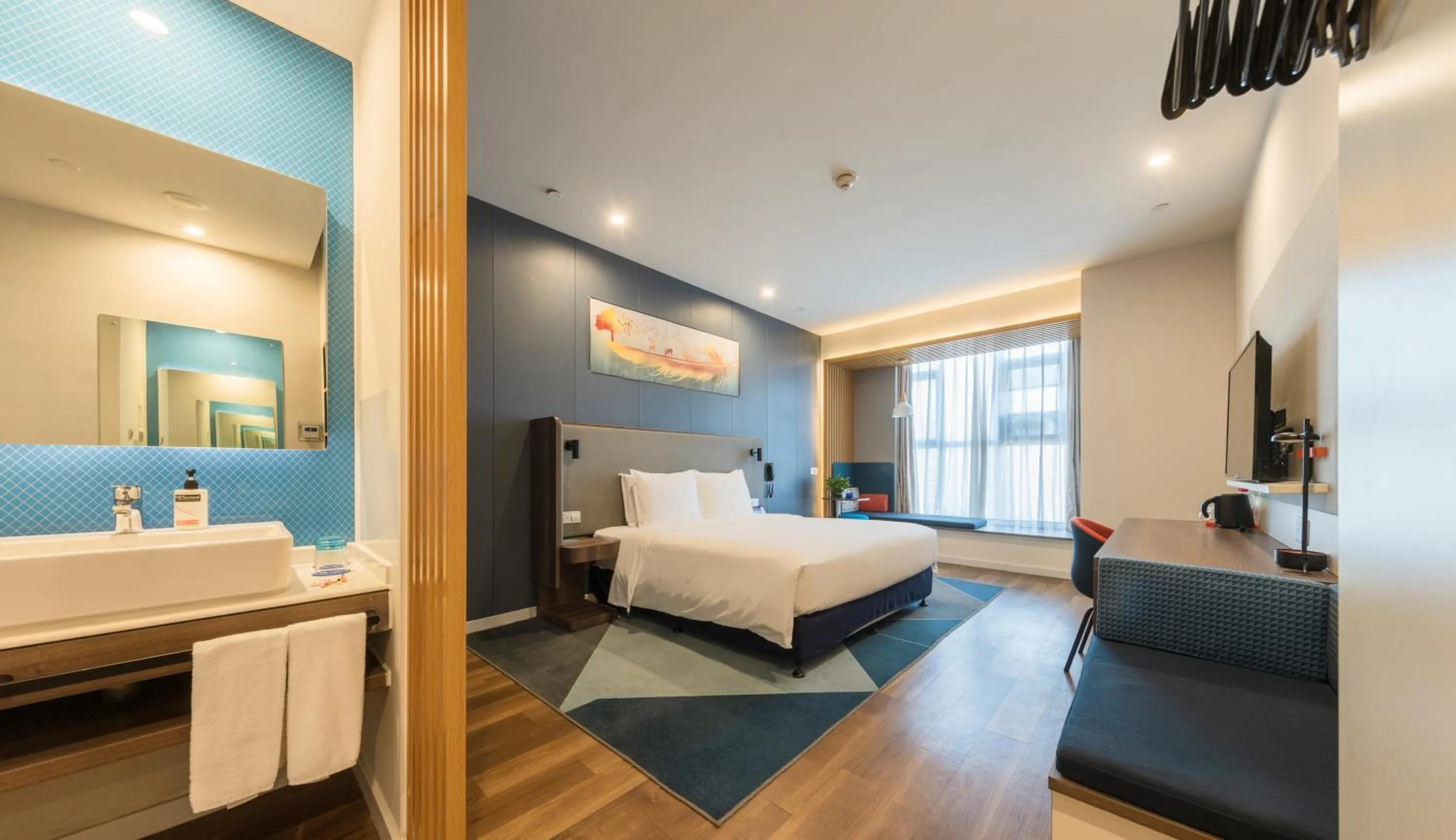 Photo of the whole room, Bed in Holiday Inn Express - Wuhan Optical Valley by IHG