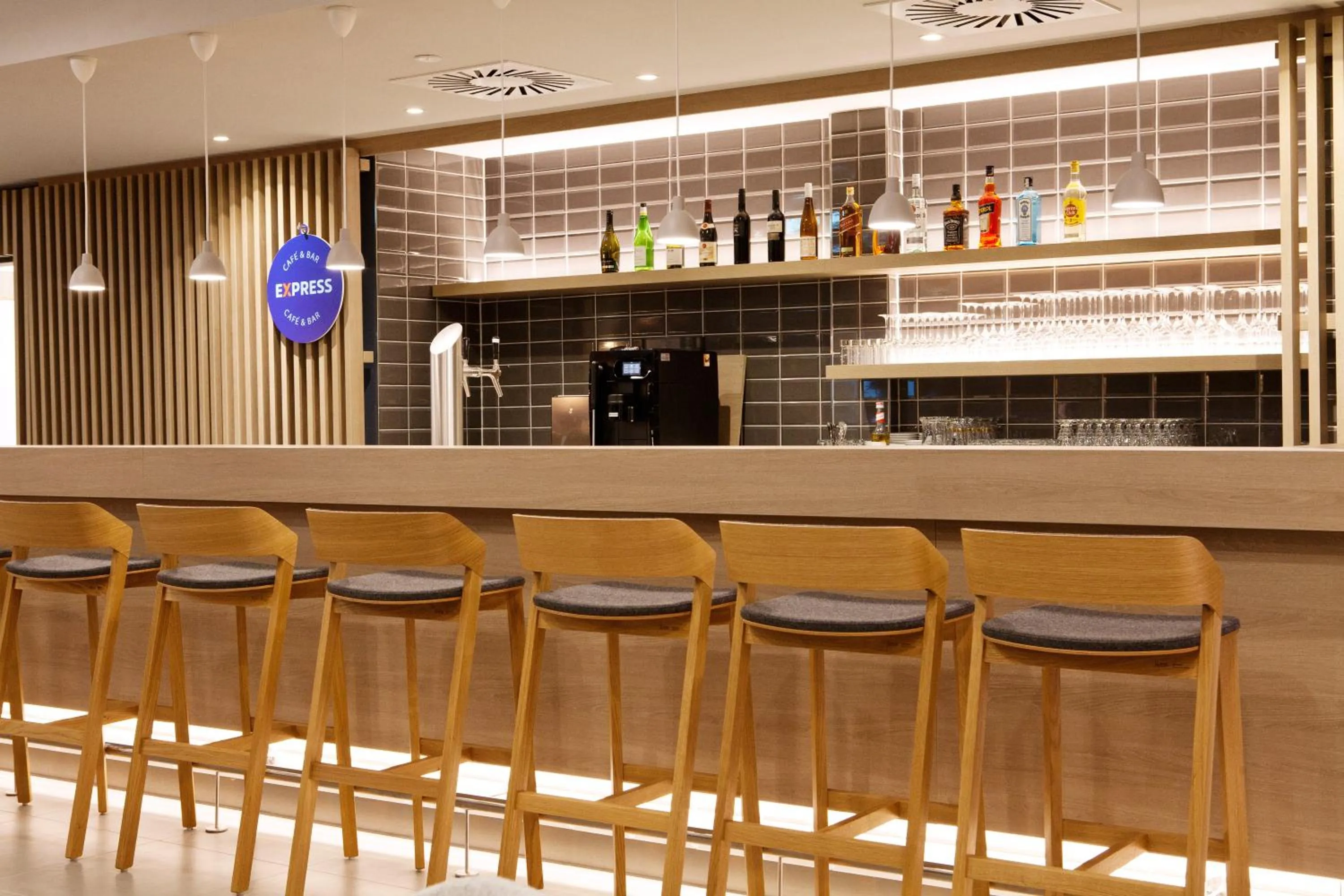 Lounge or bar in Holiday Inn Express - Ringsheim by IHG