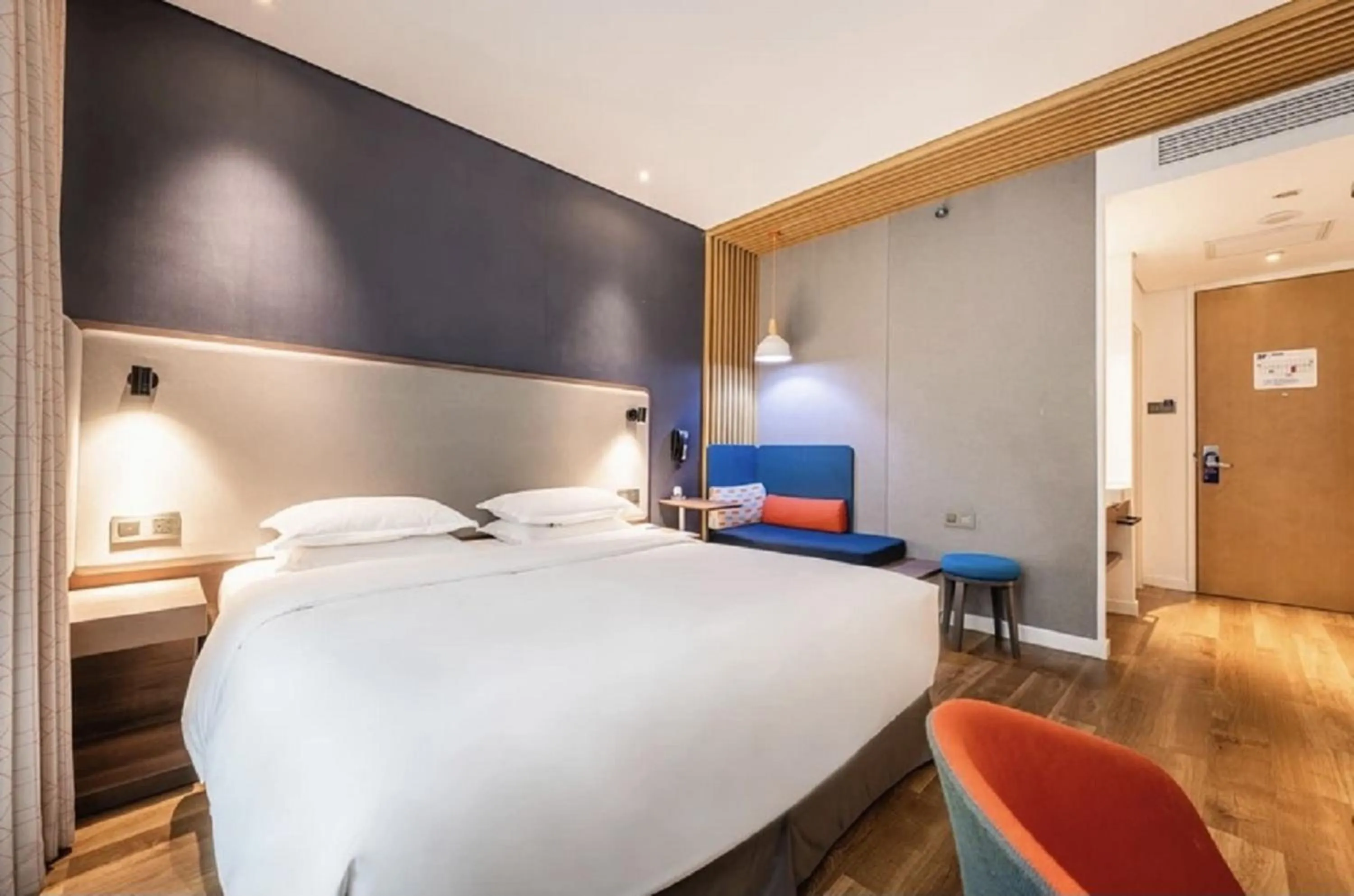 Photo of the whole room, Bed in Holiday Inn Express Hefei Shushan by IHG