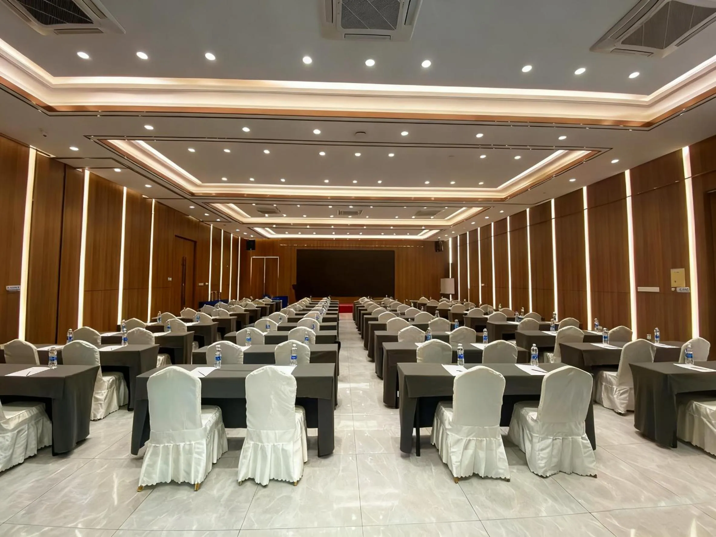 Meeting/conference room in Holiday Inn Express Hefei Shushan by IHG
