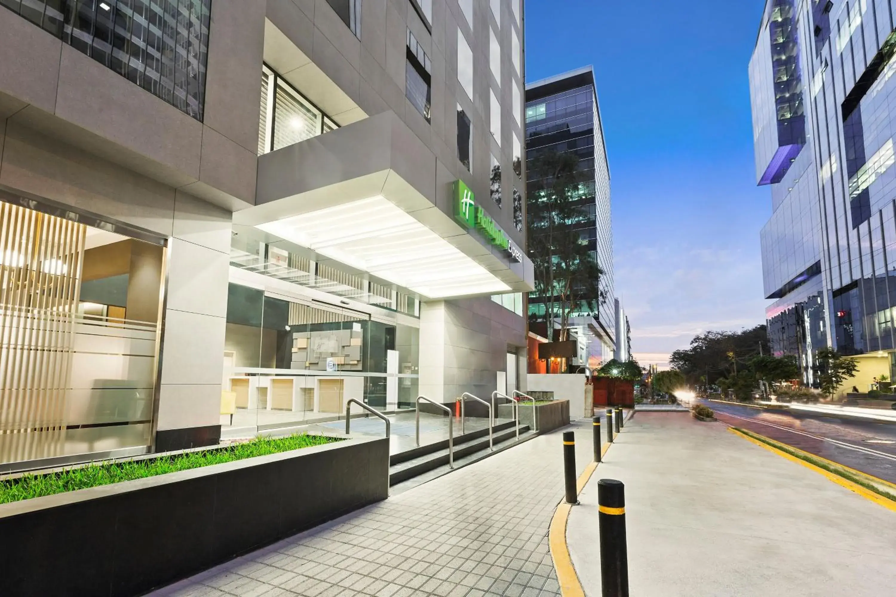 Property building in Holiday Inn Express - Lima San Isidro by IHG Property building in Holiday Inn Express - Lima San Isidro by IHG