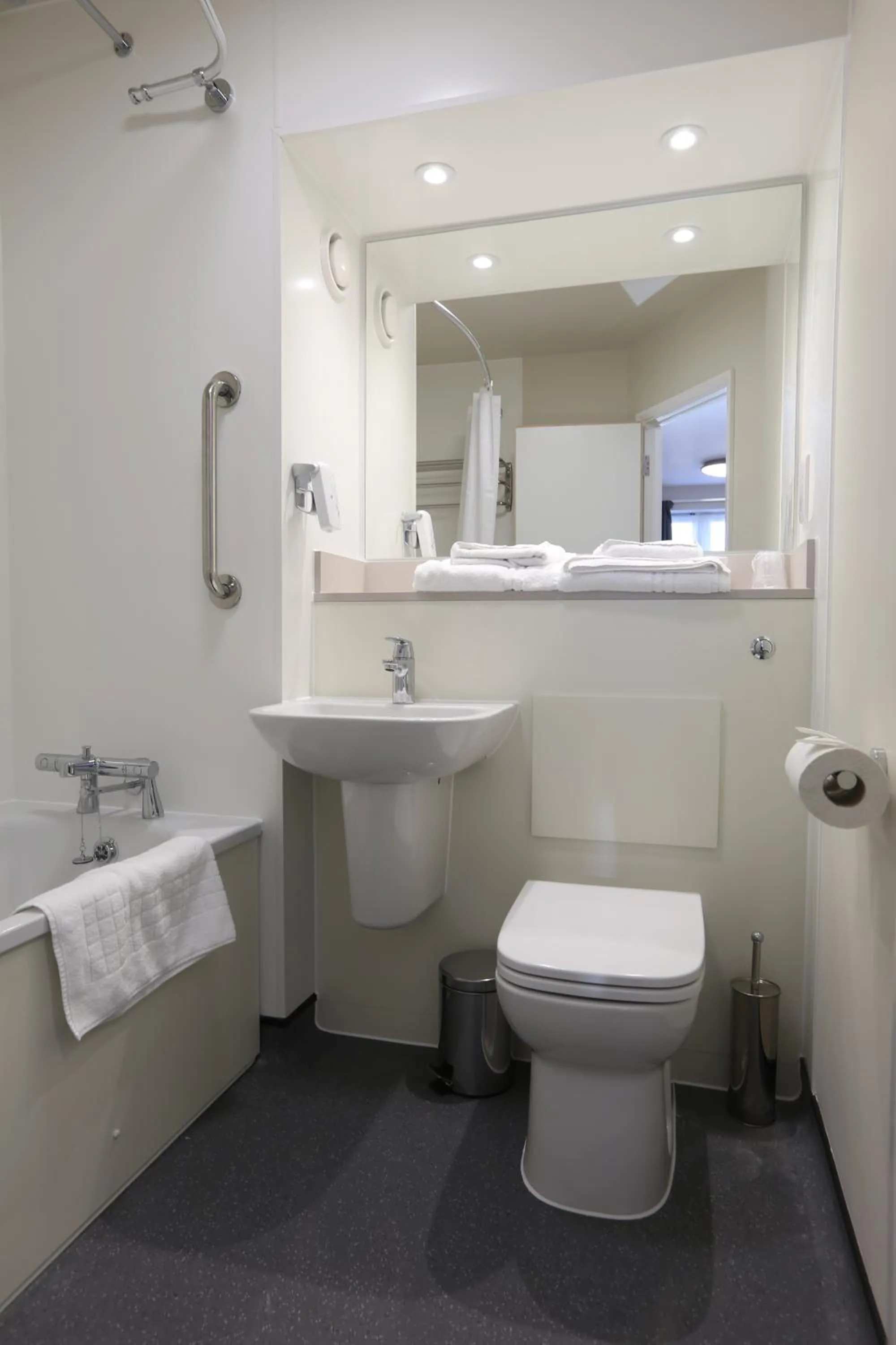 Bathroom in Tulip Queen, Spalding by Marston's Inns