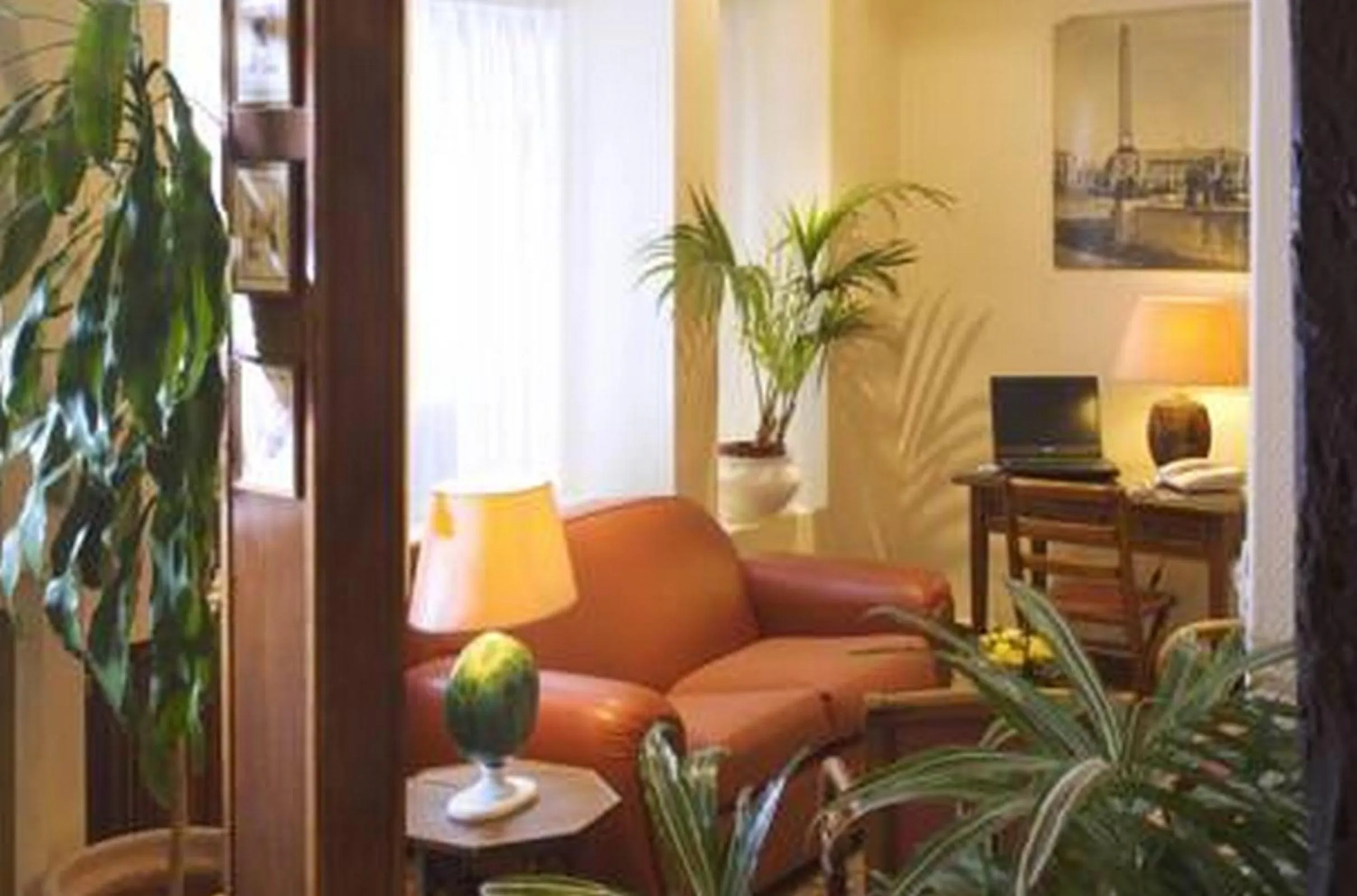 Communal lounge/ TV room in Hôtel Saint Roch