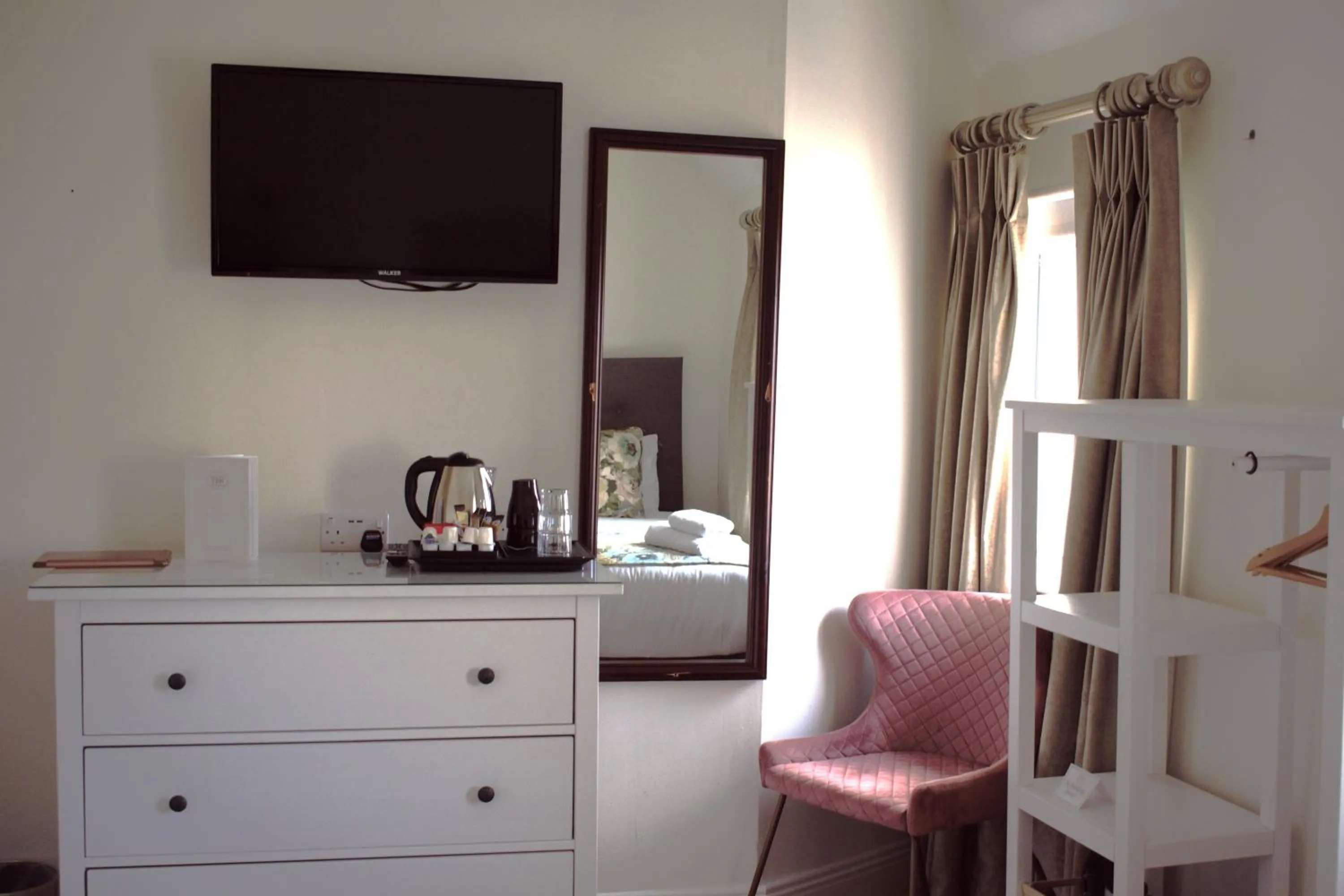 Tom Dick and Harriet's Accommodation