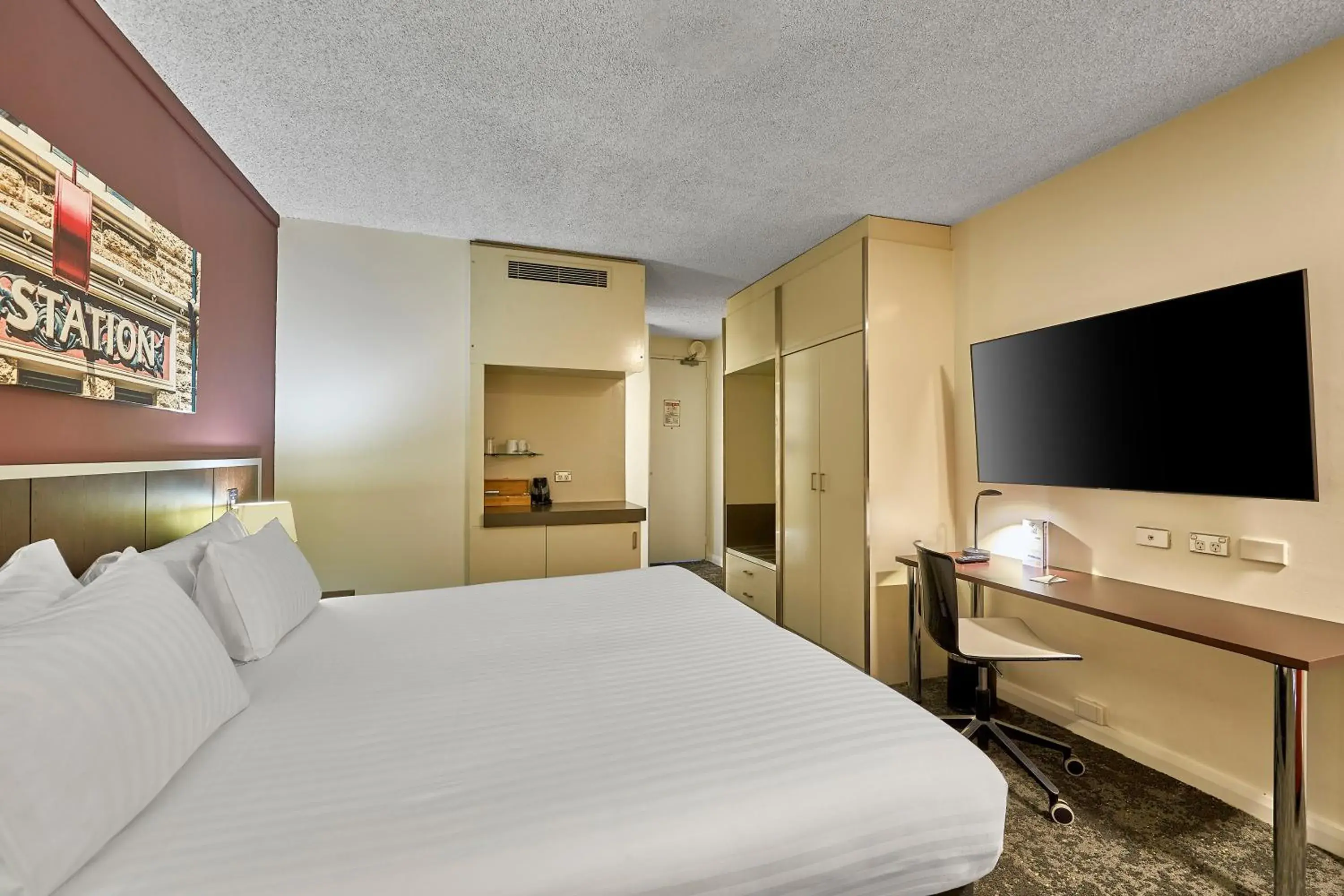 Superior King Room with Balcony in Mercure Perth On Hay Superior King Room with Balcony in Mercure Perth On Hay