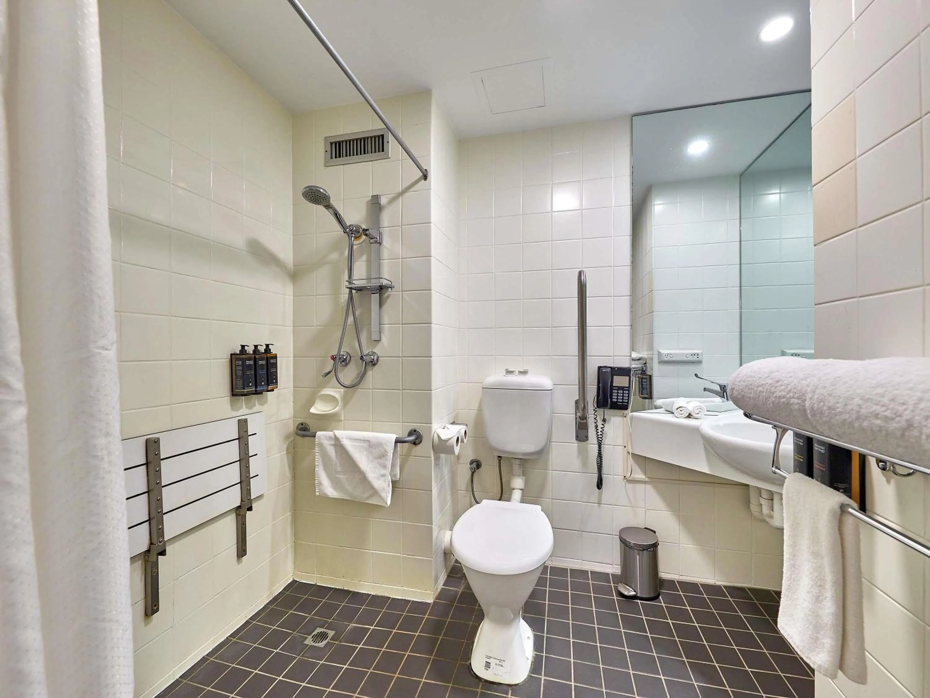 Shower in Mercure Perth On Hay