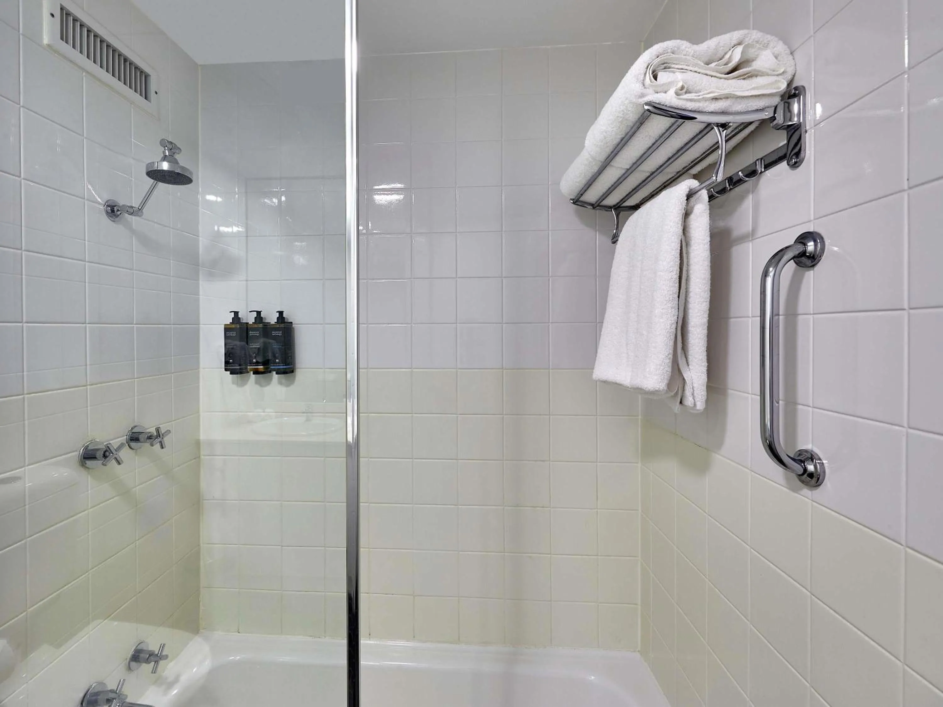 Bathroom in Mercure Perth On Hay