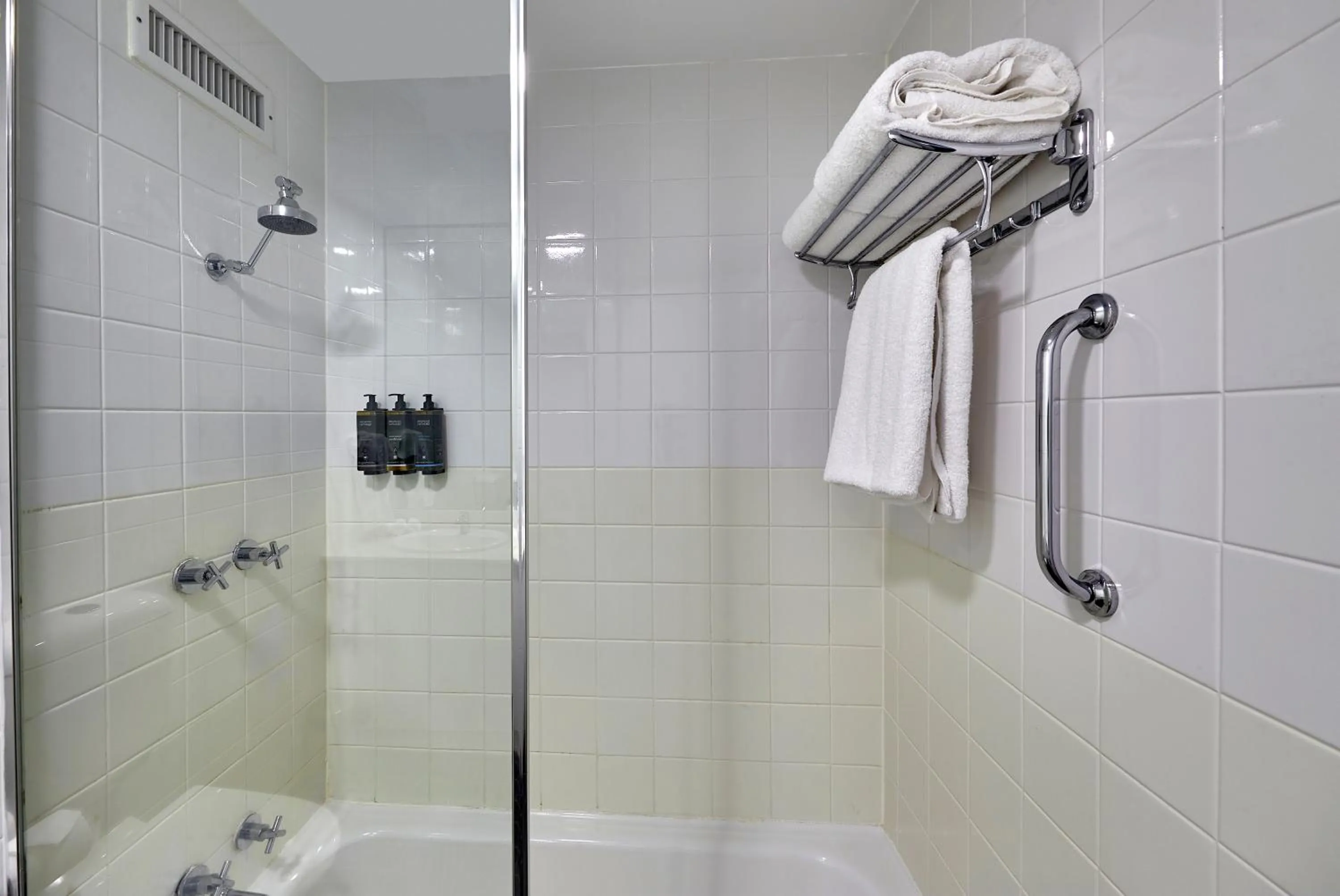 Bathroom in Mercure Perth On Hay