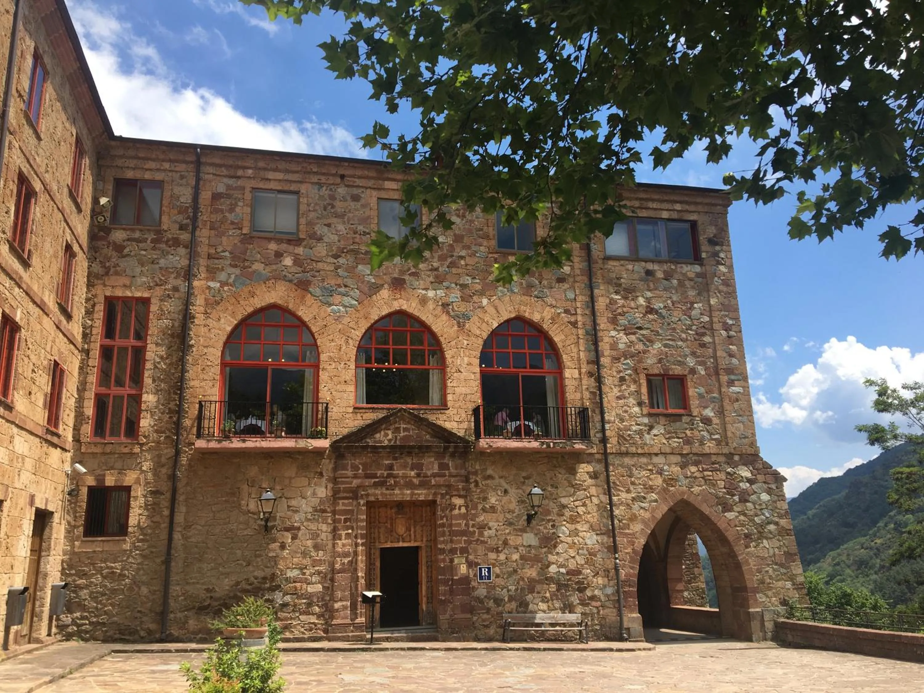 MONASTERIO de SANTA MARÍA DE VALVANERA