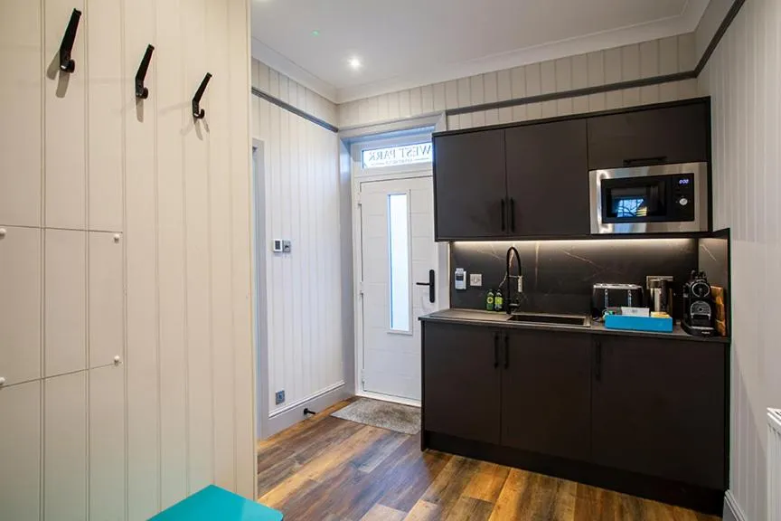 Kitchen or kitchenette in The West Park Hotel