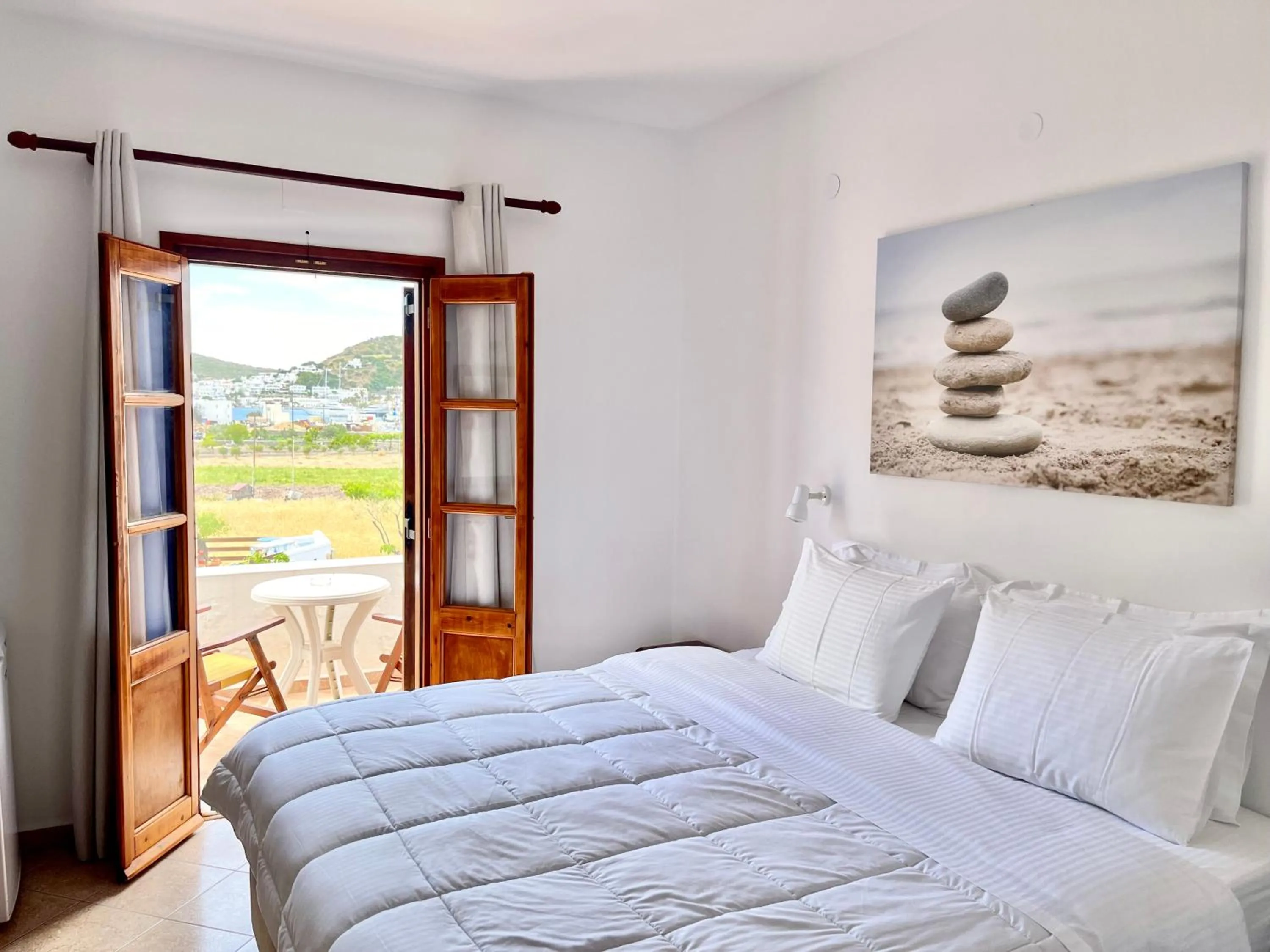 Photo of the whole room, Bed in Nicolas Studios