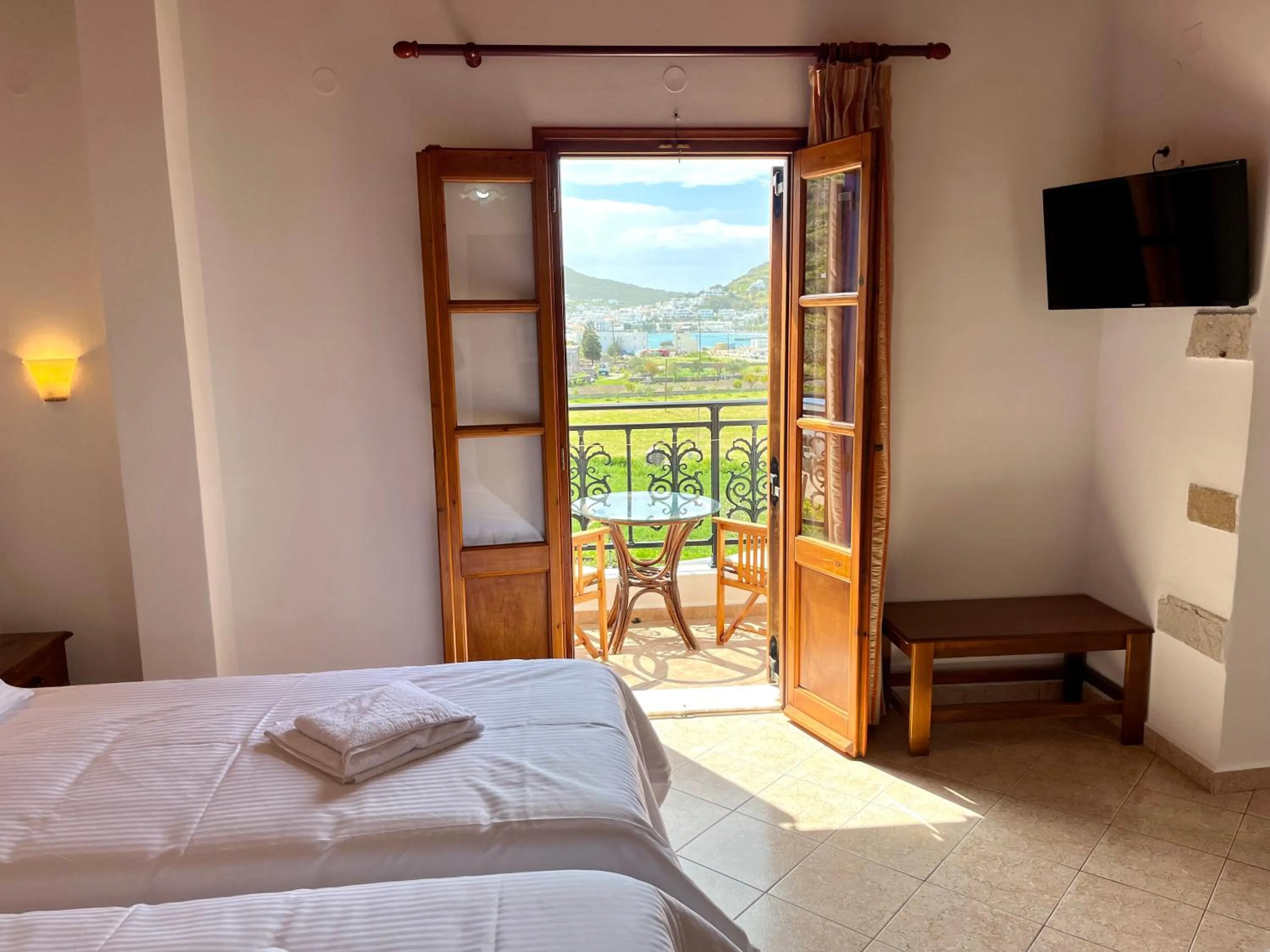 Photo of the whole room, Bed in Nicolas Studios