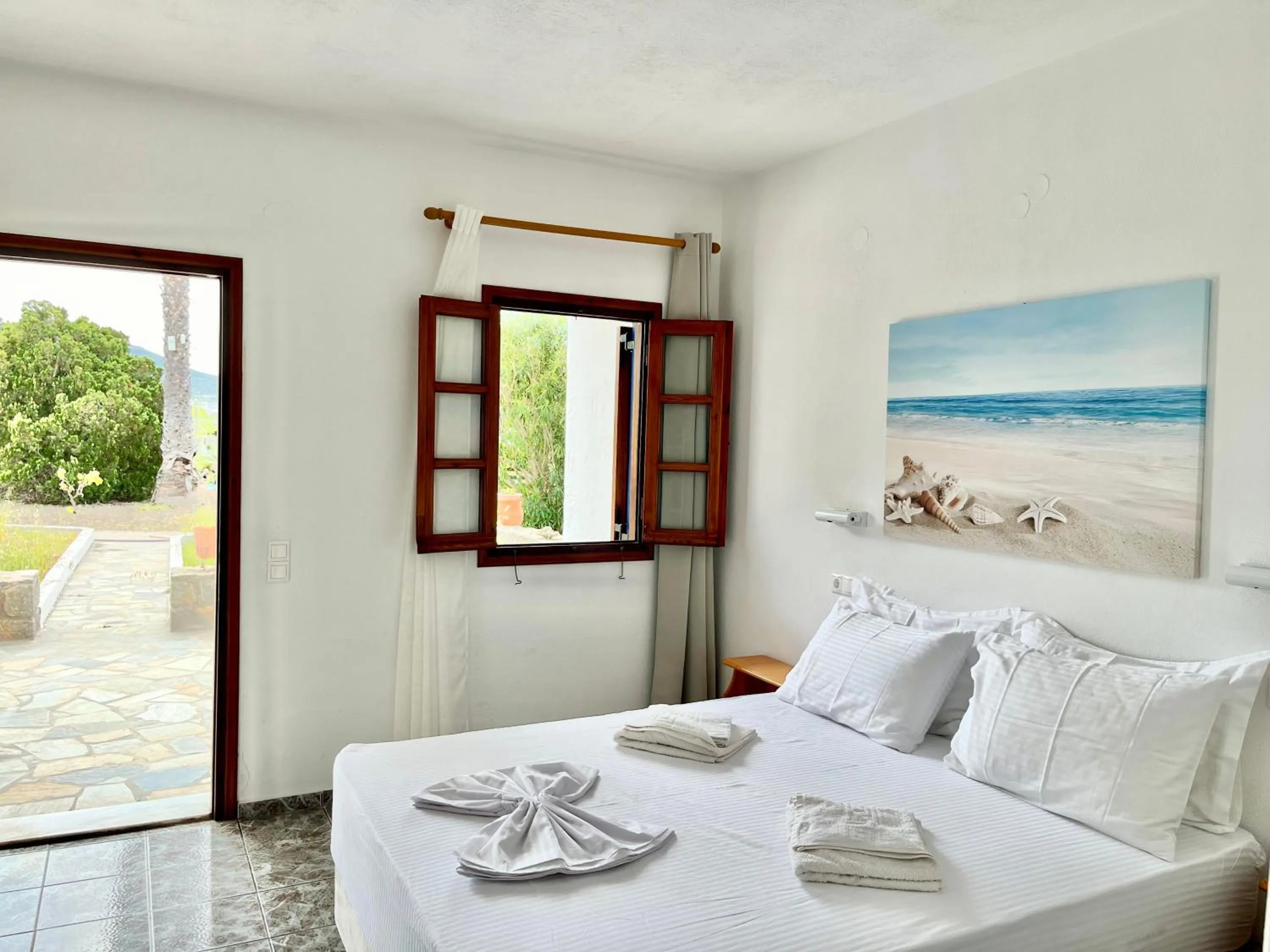 Photo of the whole room, Bed in Nicolas Studios