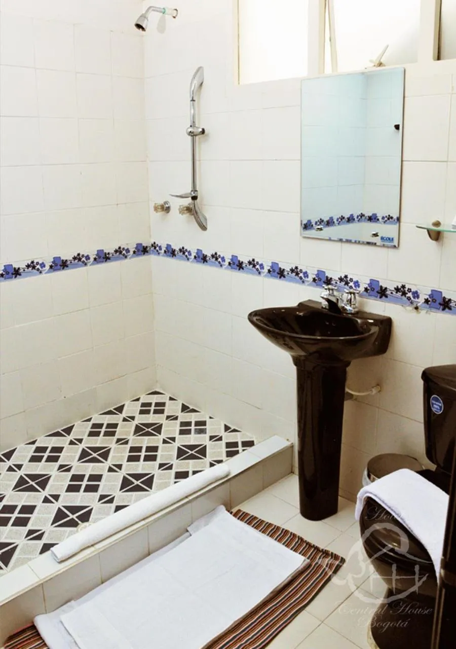 Bathroom, Bed in Hotel Central House a 5 min de la Embajada Americana