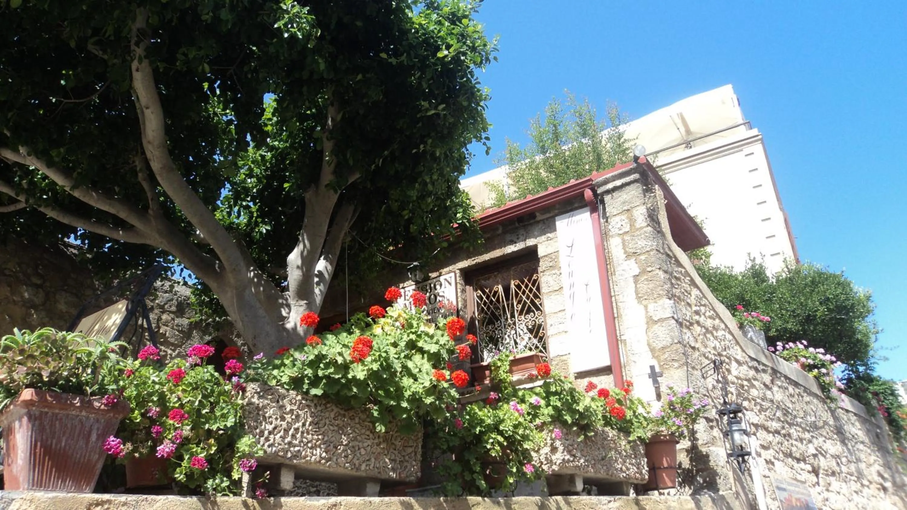 Facade/entrance in Minos Pension