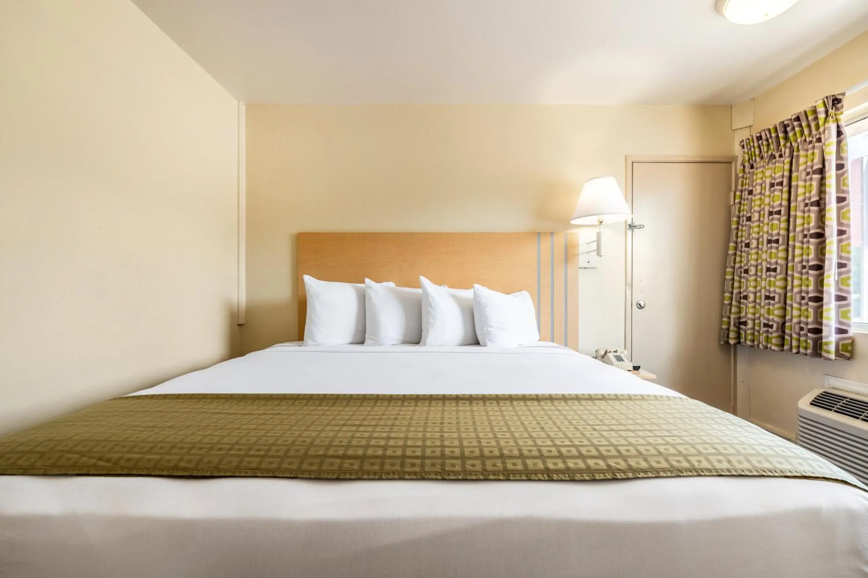 1 King Bed Non-Smoking in Americas Best Value Inn - Lake City 1 King Bed Non-Smoking in Americas Best Value Inn - Lake City