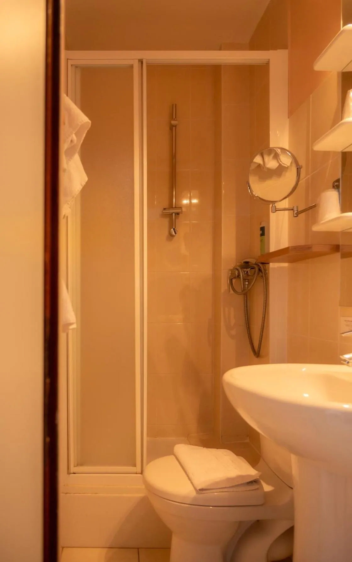 Bathroom in Logis Hôtel Le Bellevue