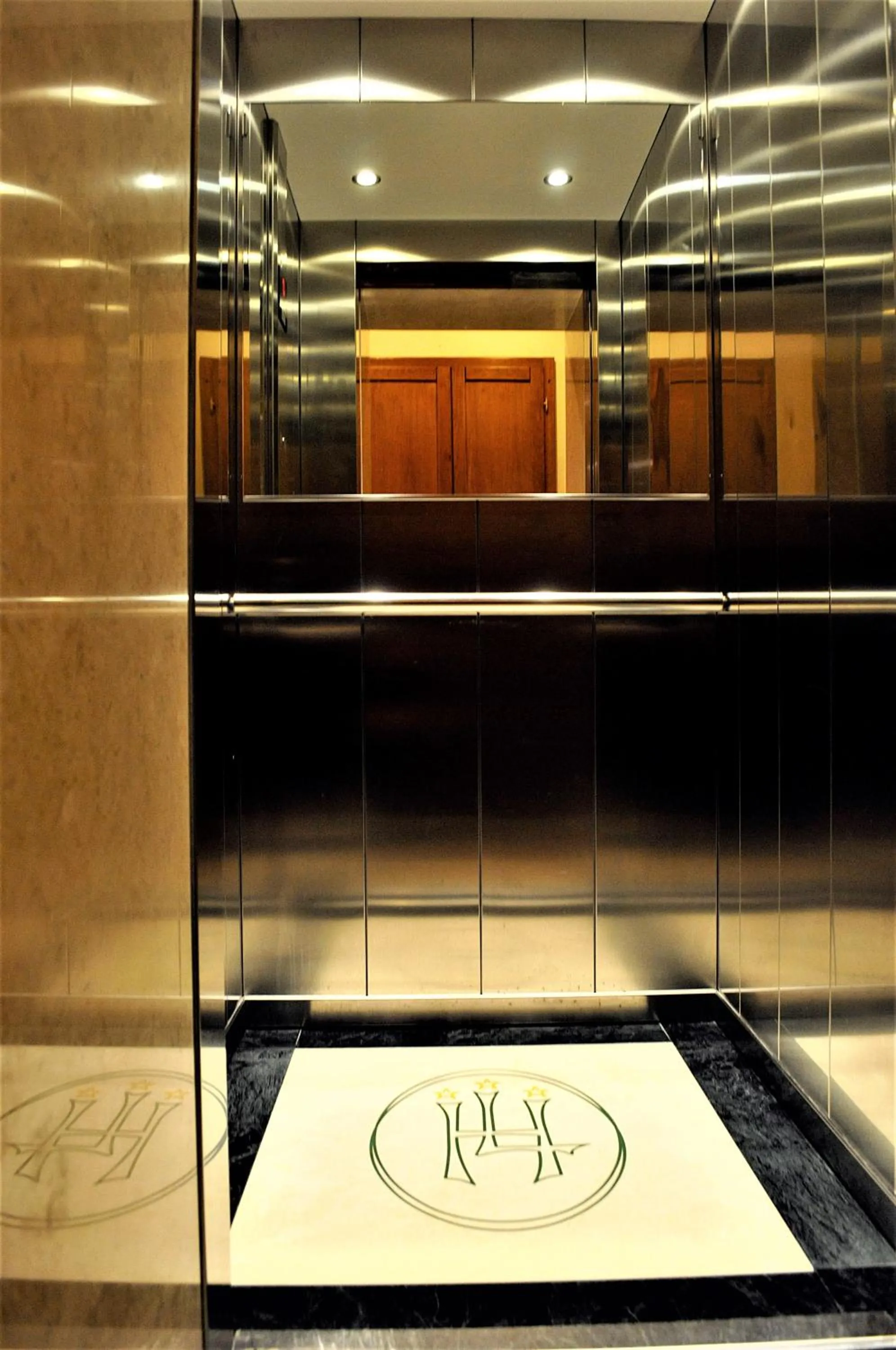 elevator in Hotel Liu