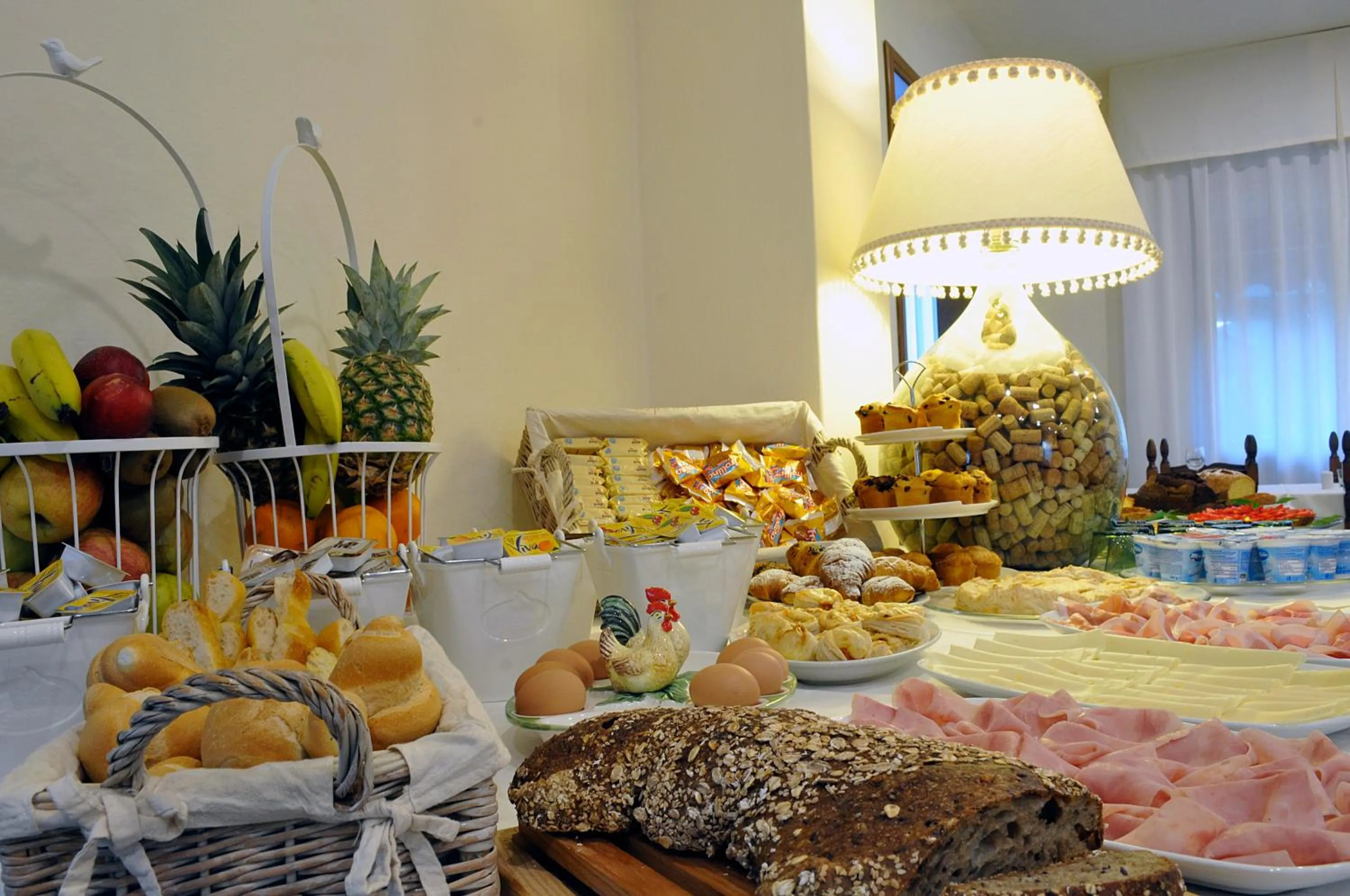 Food and drinks in Hotel Liu