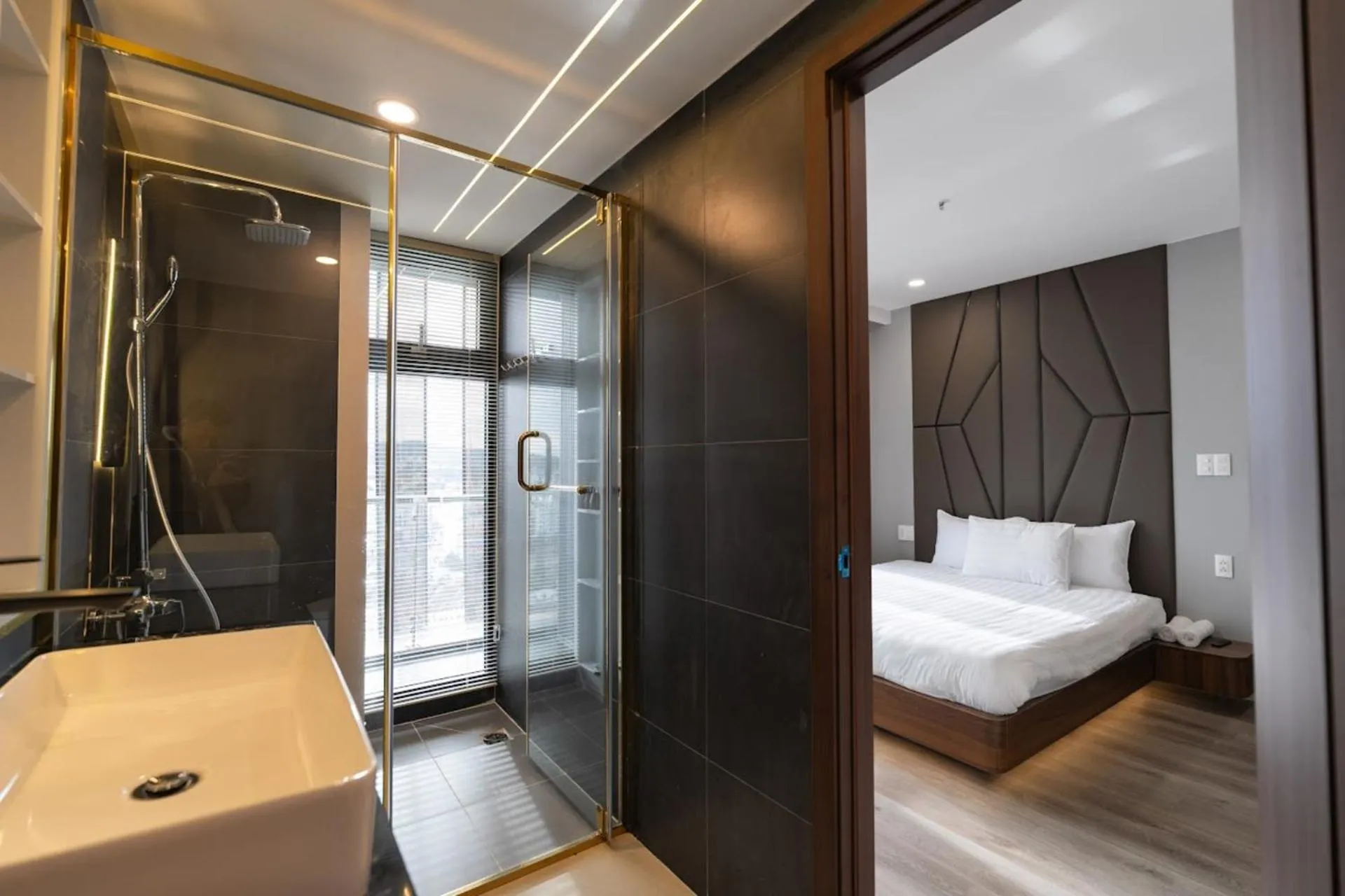 Shower, Bed in Dalat Center Residence