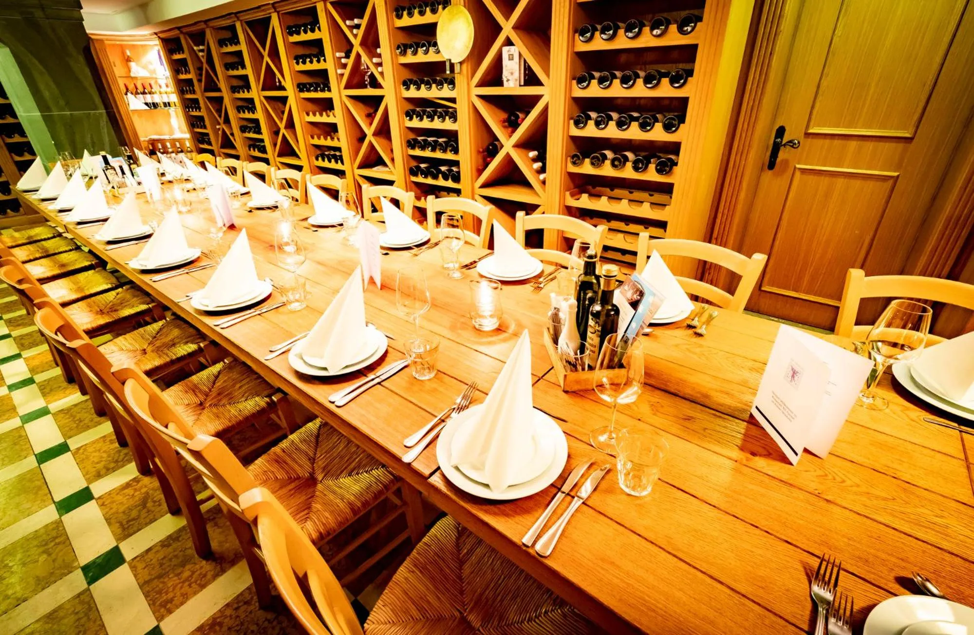 Restaurant/places to eat in XII Apostel Albergo