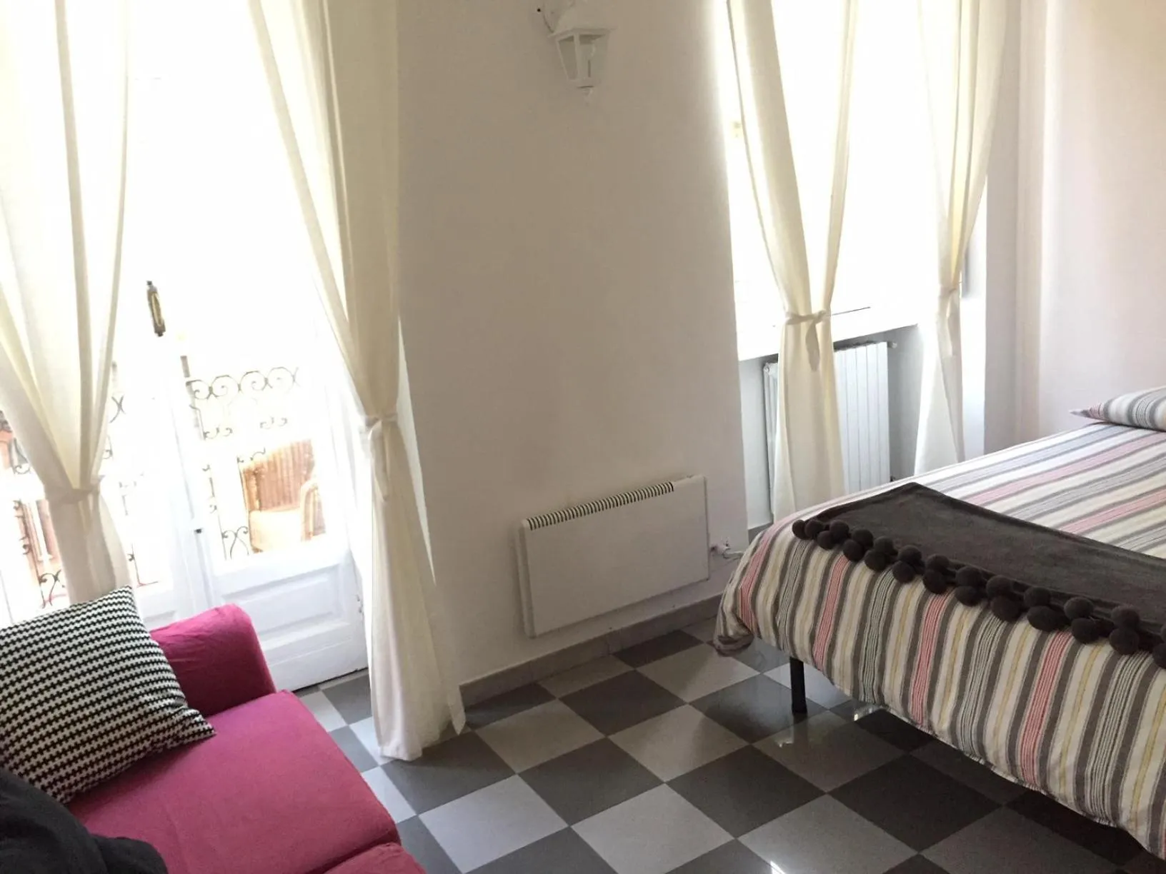 Photo of the whole room, Bed in Bed2Go