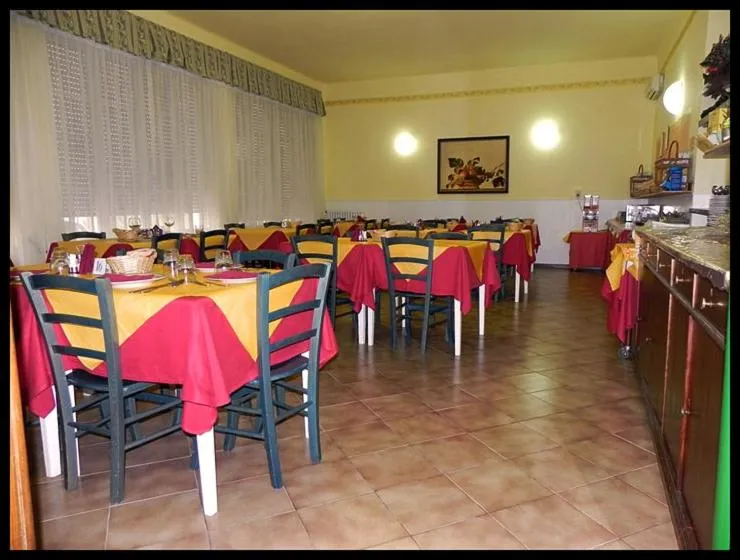 Restaurant/places to eat in Hotel Eros