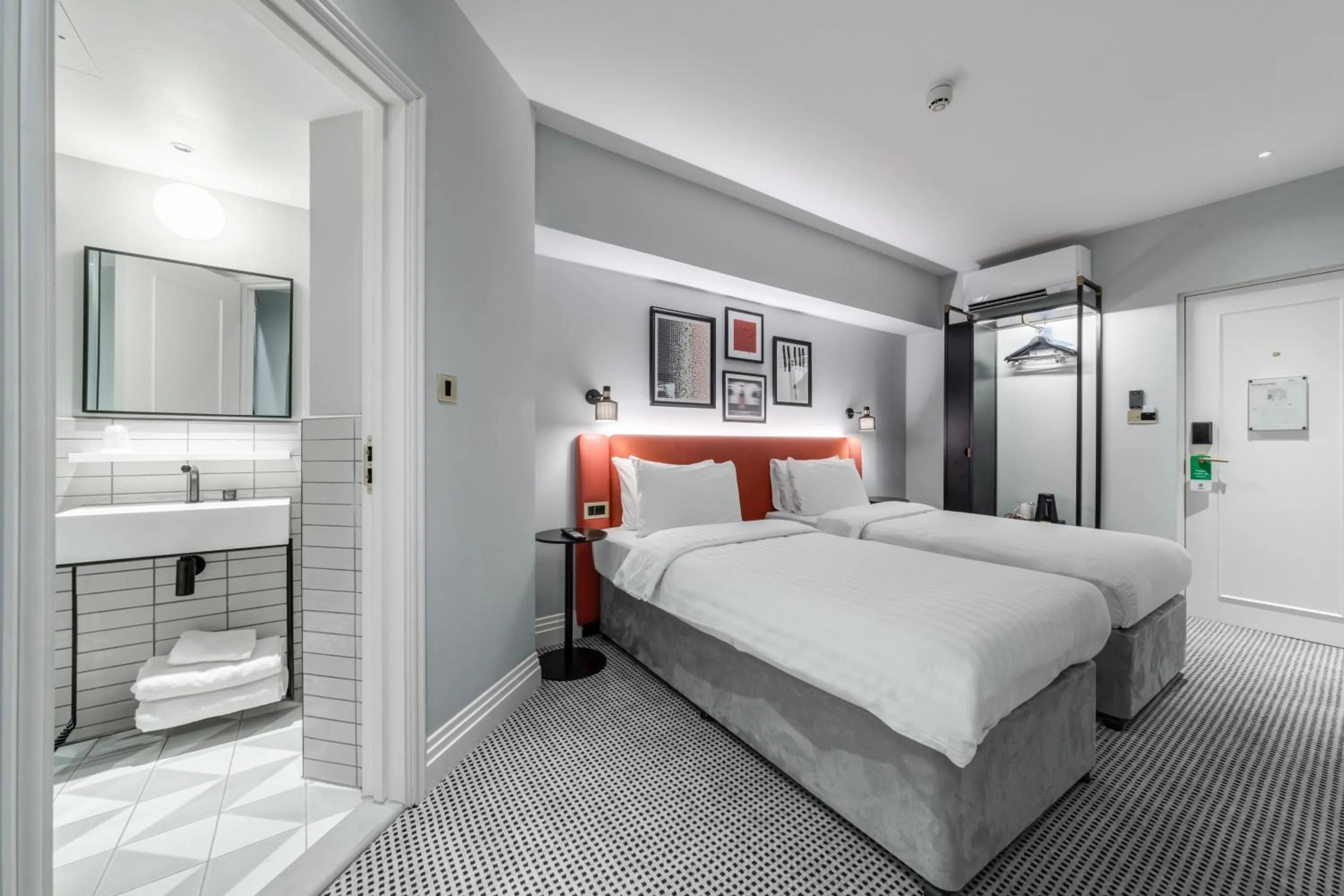 Bed in Mornington Hotel London Kensington, BW Premier Collection