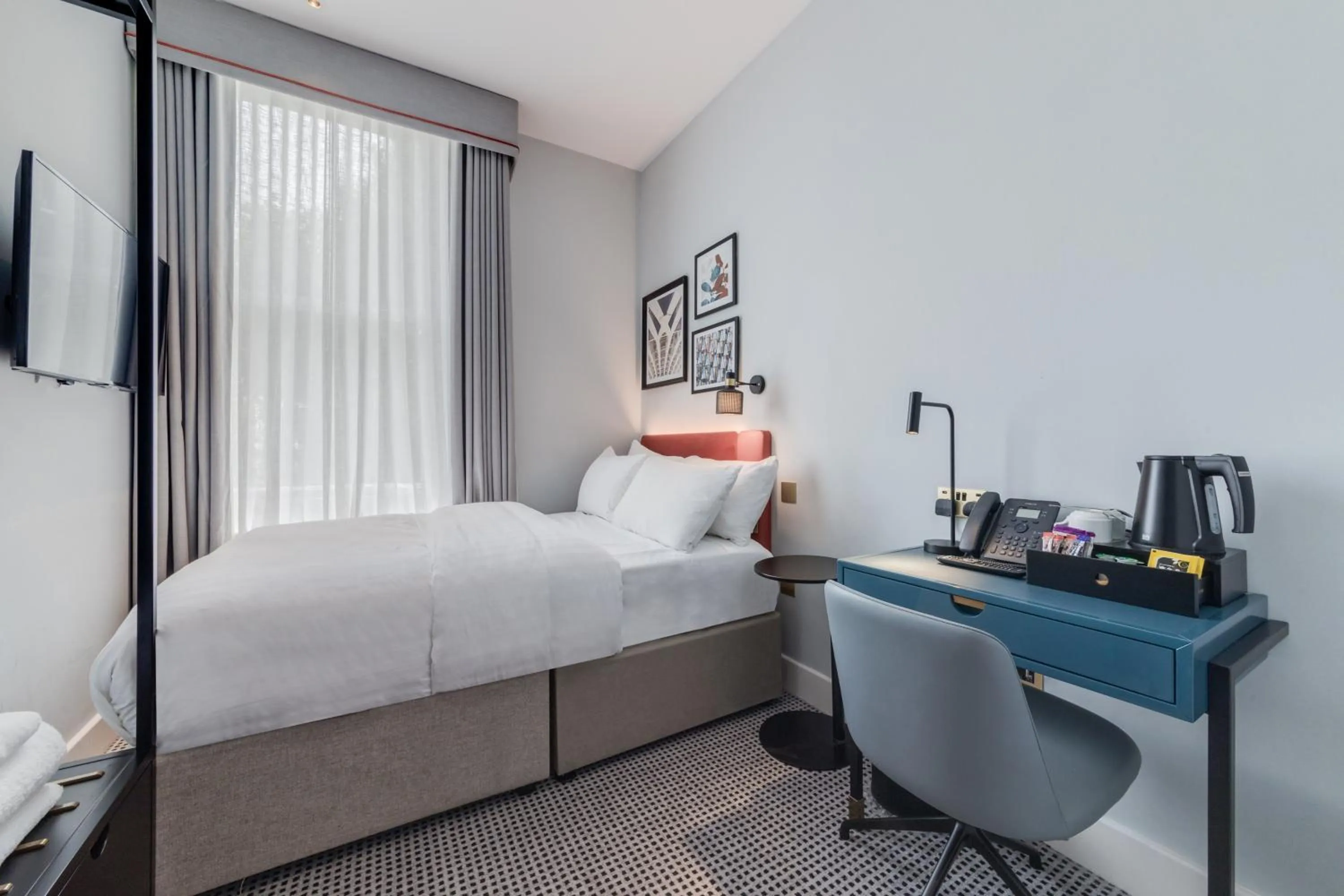 Bed in Mornington Hotel London Kensington, BW Premier Collection